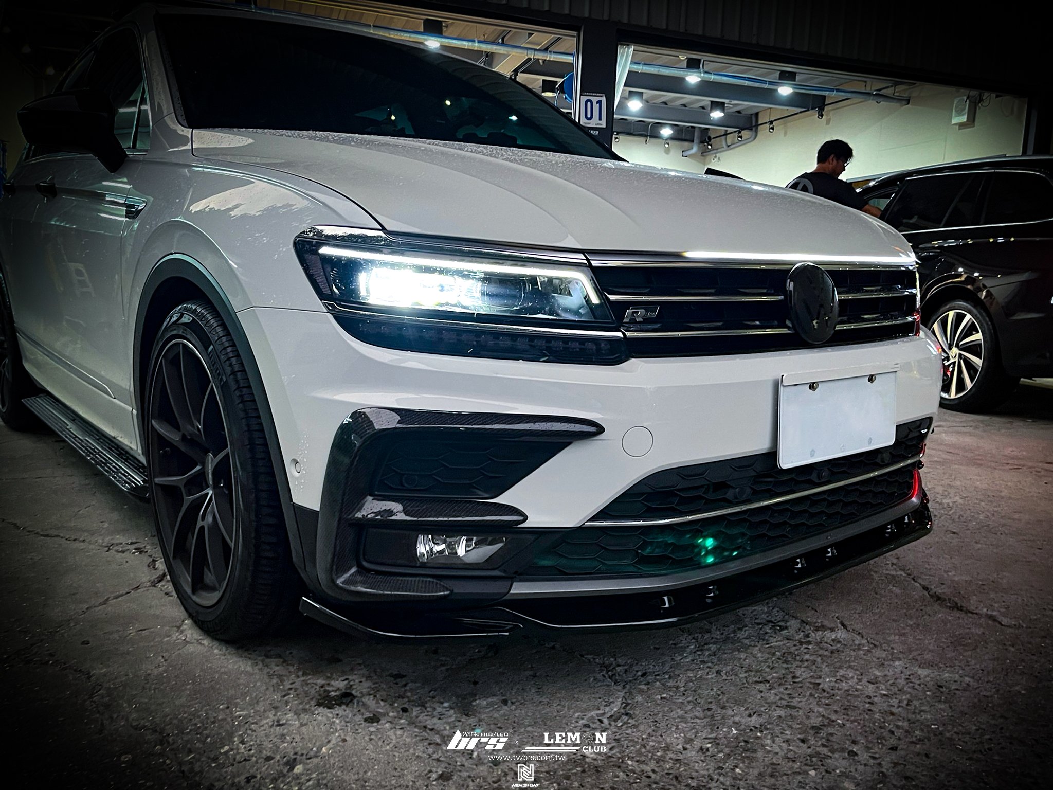Volkswagen New Tiguan 安裝 類MAX前下巴+專用尾門燈+後視鏡流水方向燈
