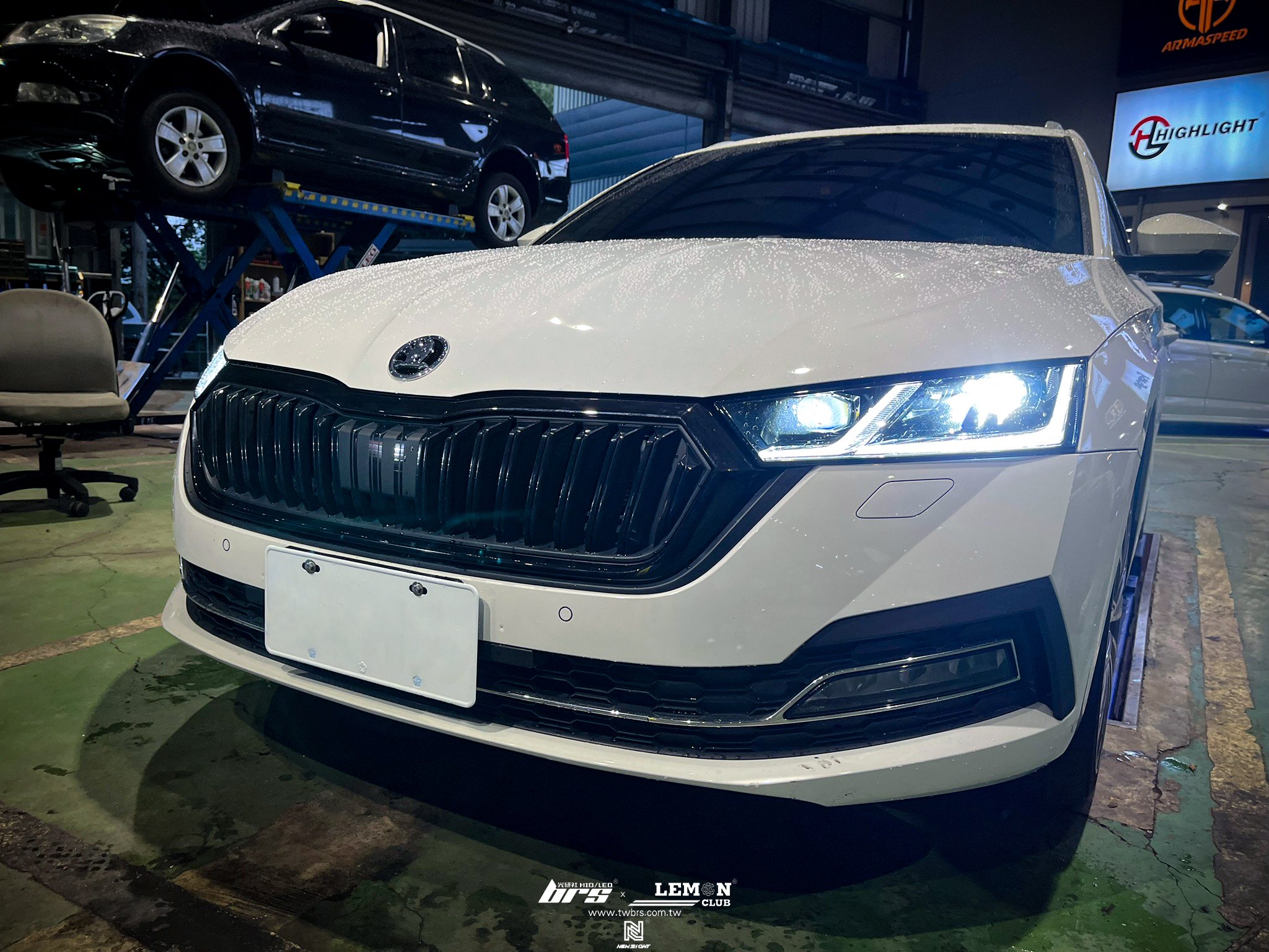 Skoda Octavia MK4 安裝 亮黑水箱罩框