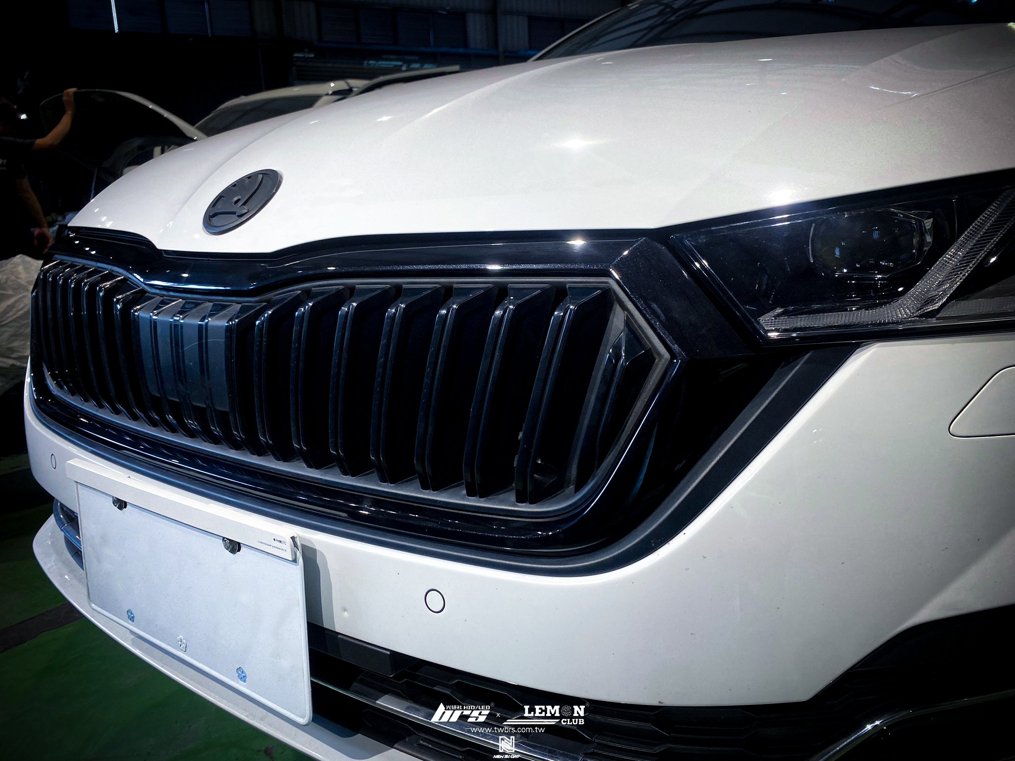 Skoda Octavia MK4 安裝 亮黑水箱罩框