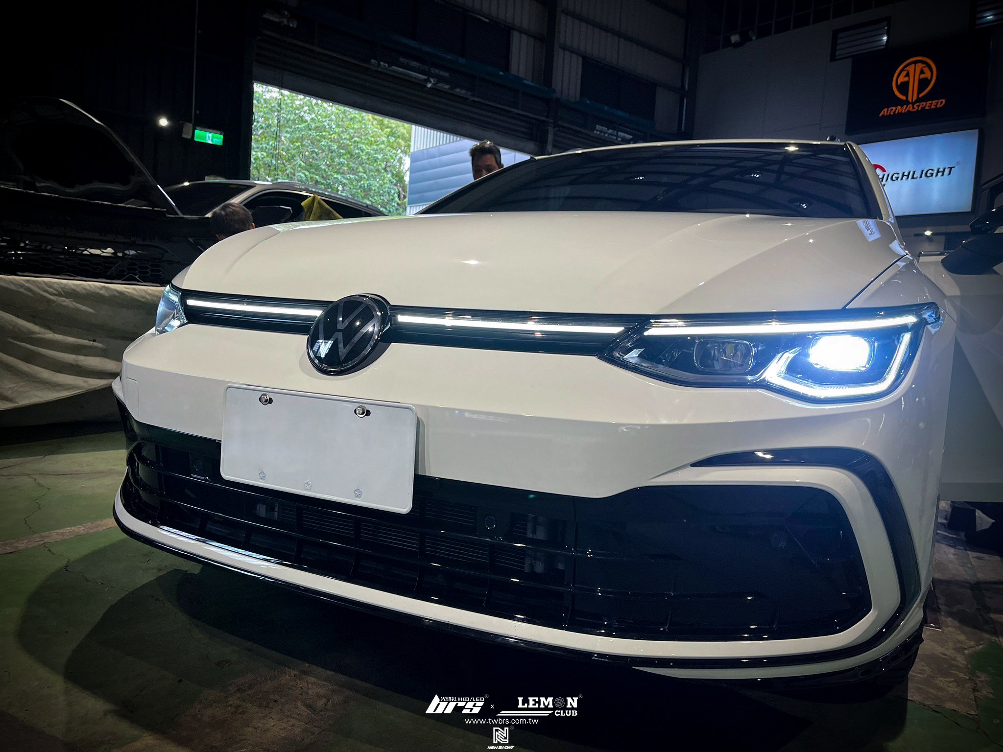 Volkswagen Golf 8 variant 安裝 下中網