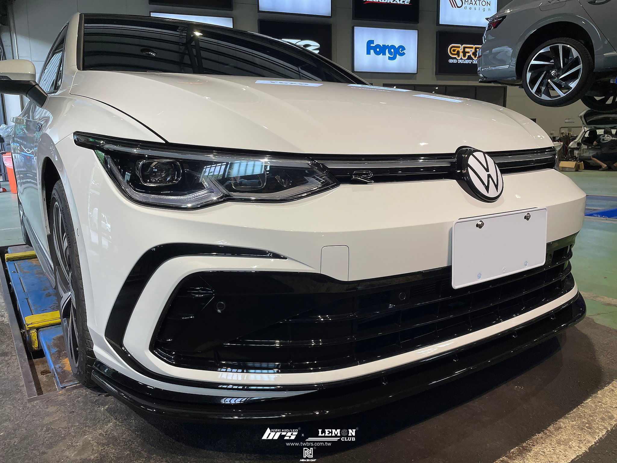 Volkswagen Golf 8 R-Line 安裝 類MAX前下巴