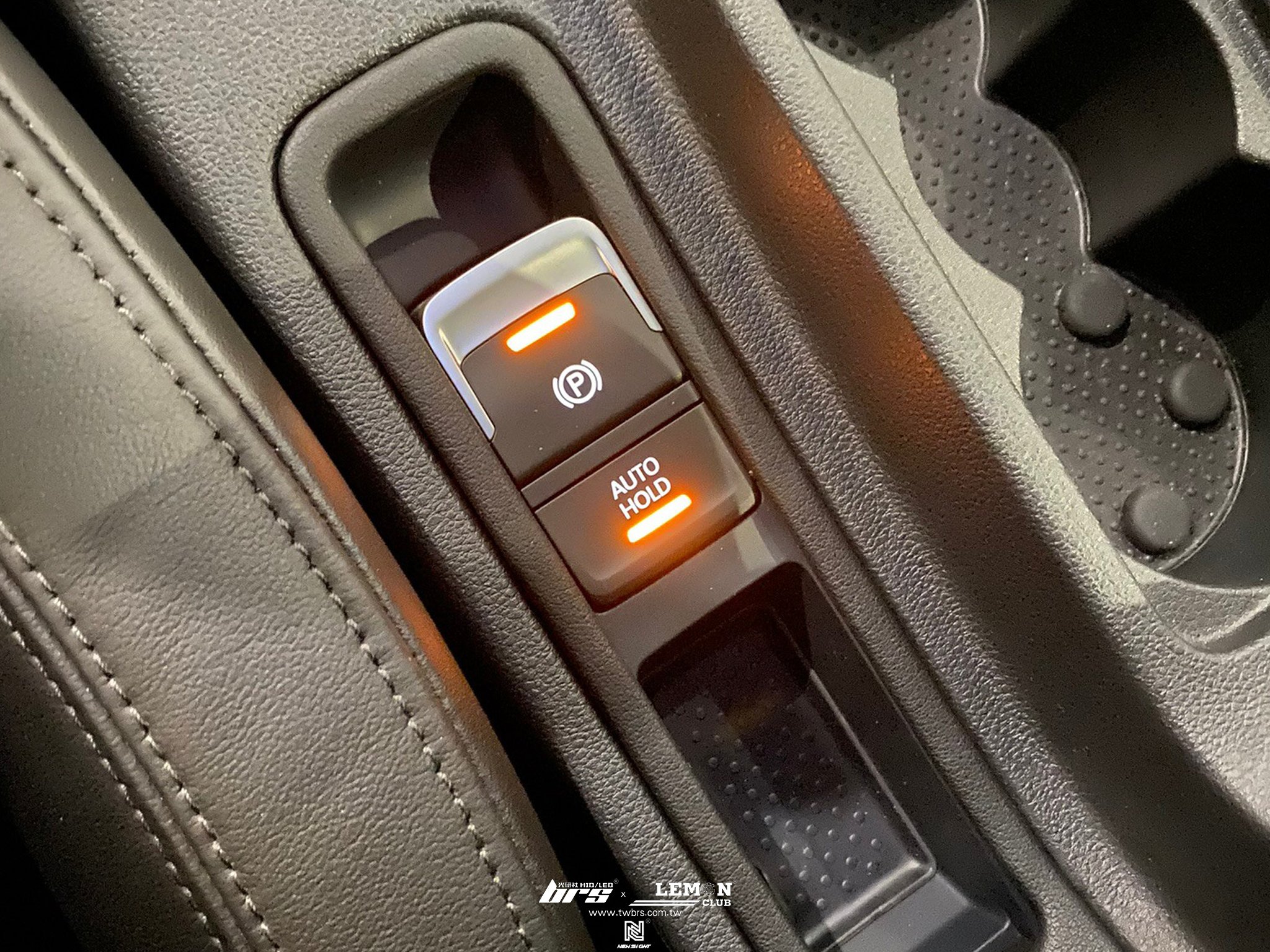 Skoda Octavia 安裝 電子手煞車開關總成