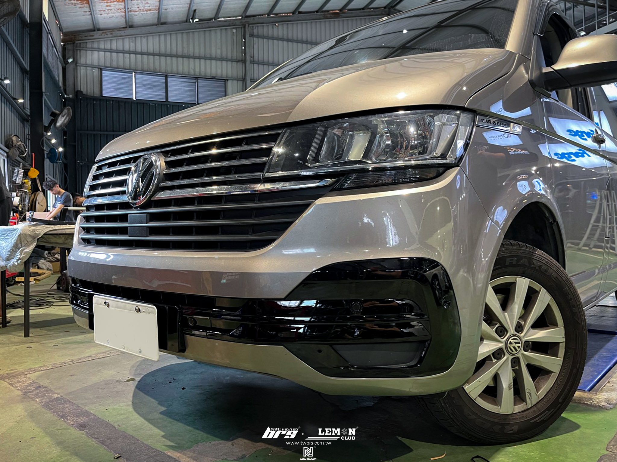 Volkswagen T6.1 安裝 副廠前保桿夜色套件