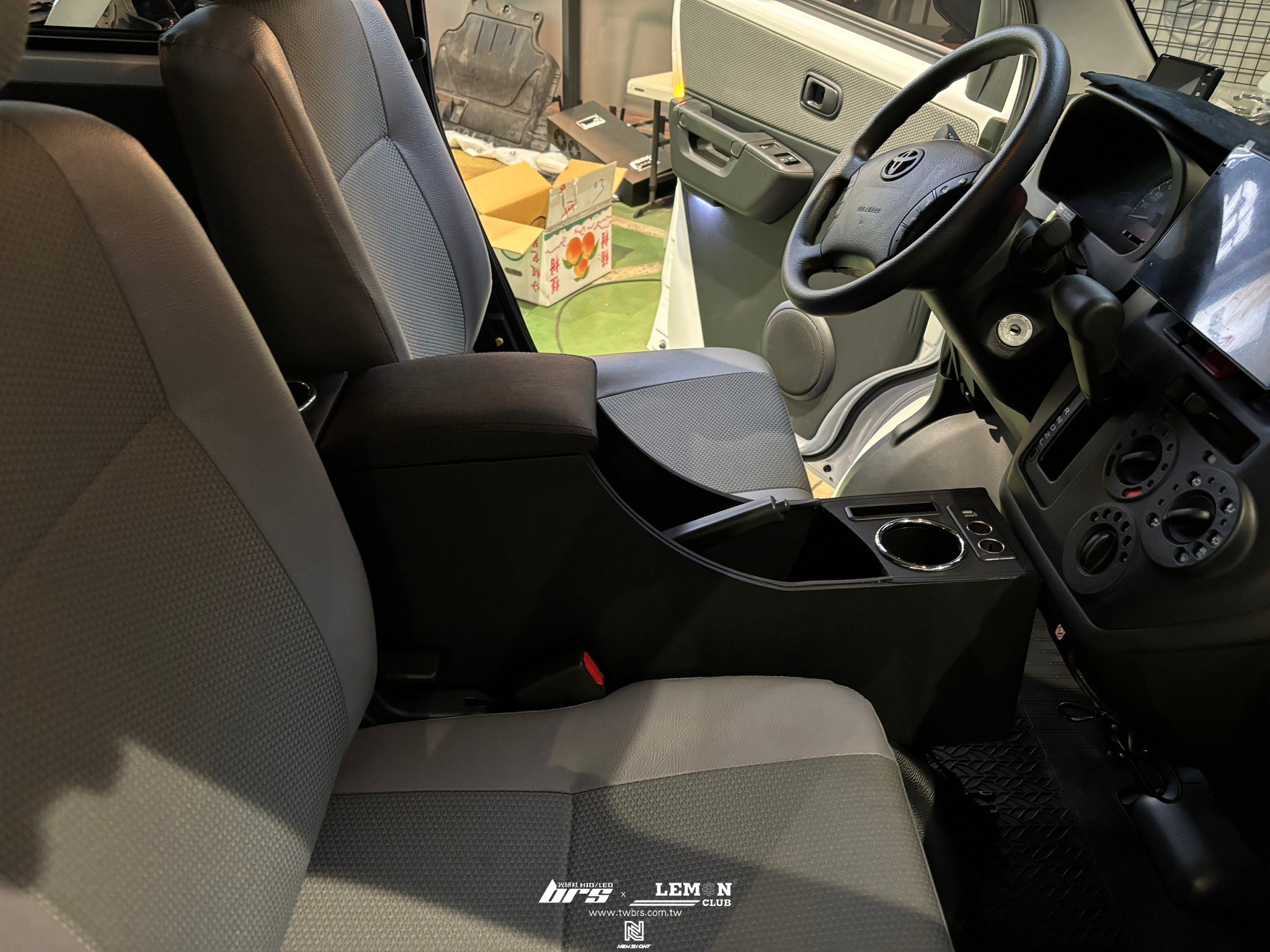 Toyota Town Ace 安裝 中央置物扶手