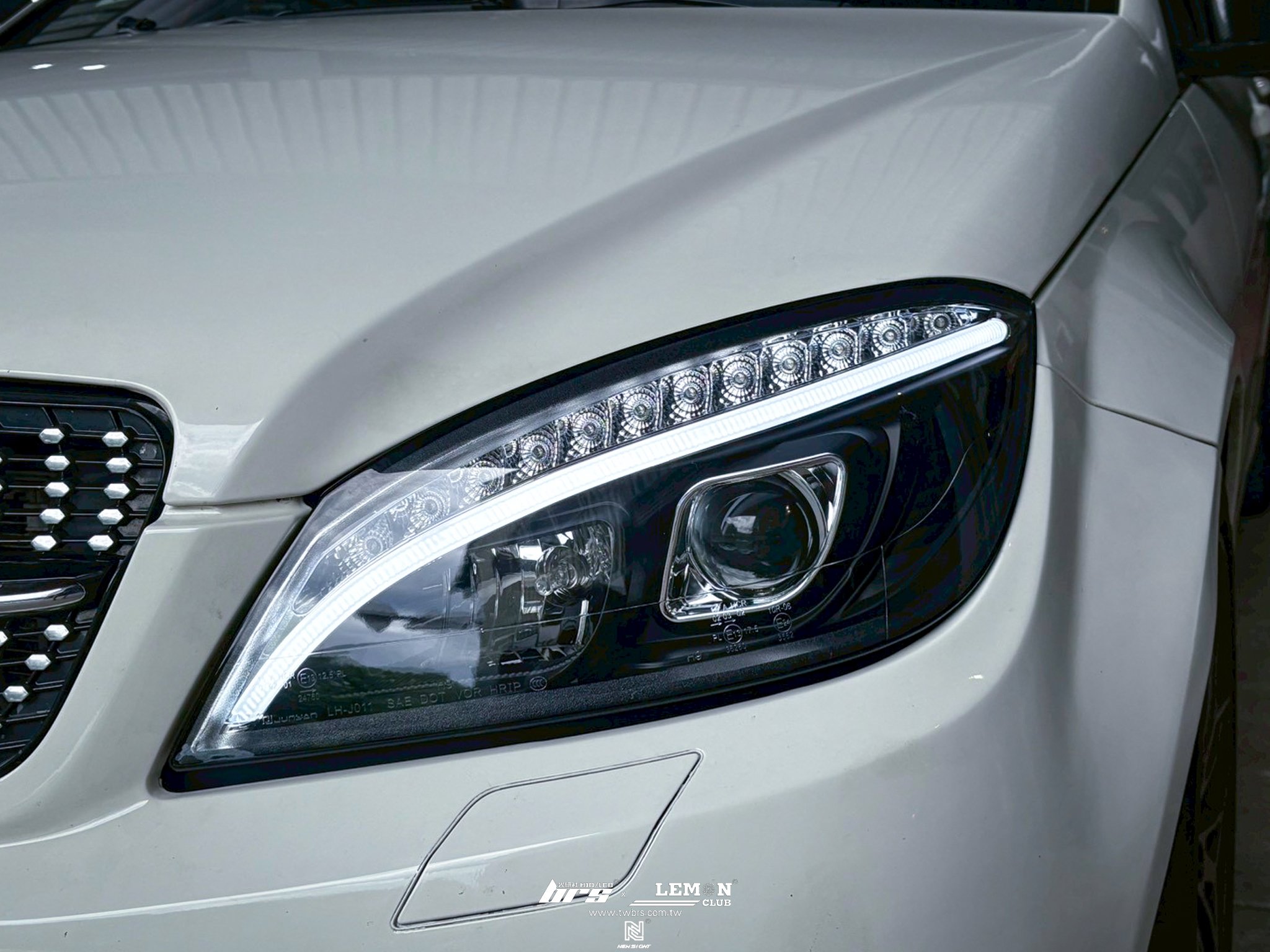 Benz C300 安裝 流水LED方向燈大燈總成