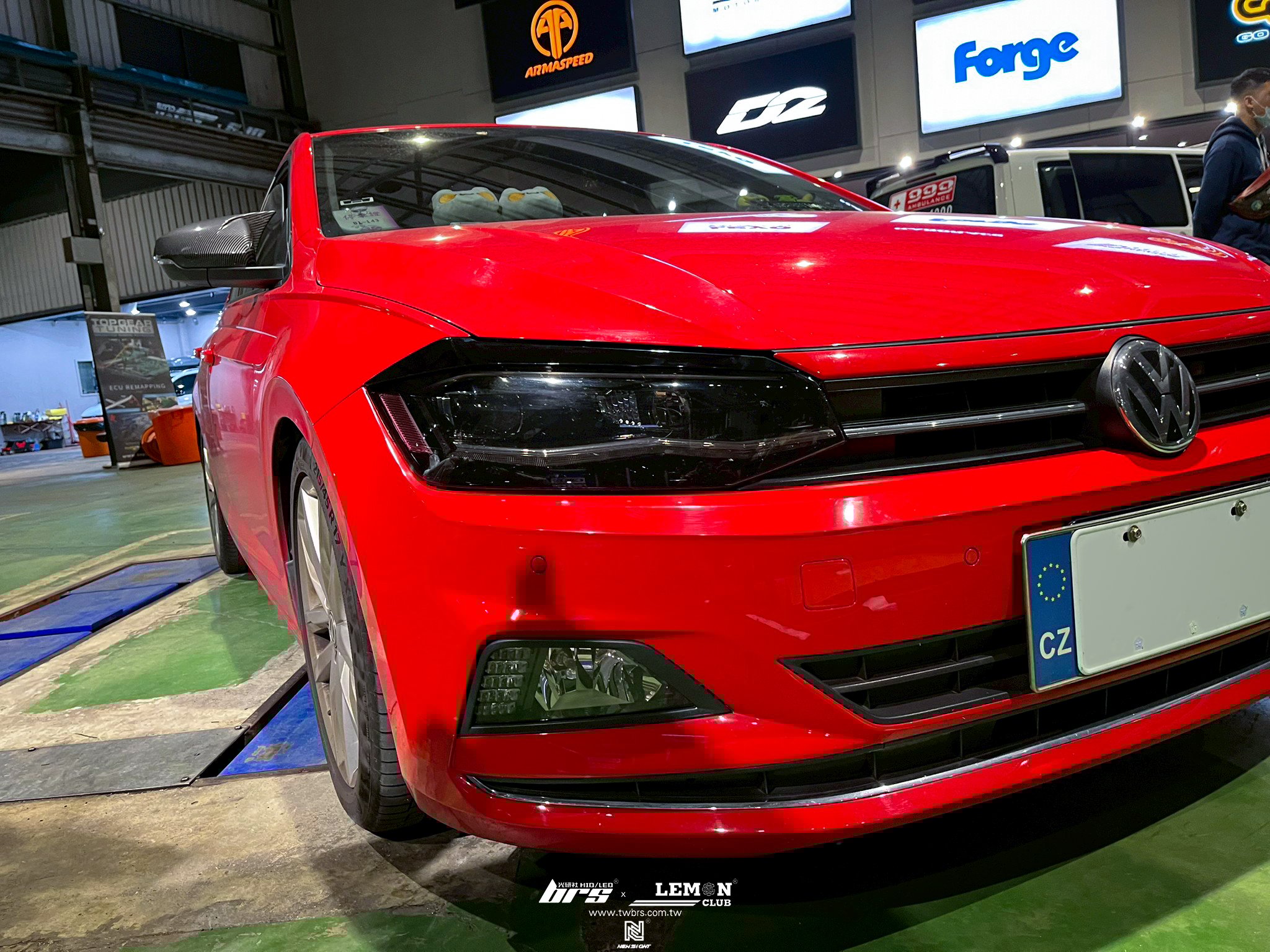 Volkswagen Polo AW 安裝 後黑標+副廠燈眉