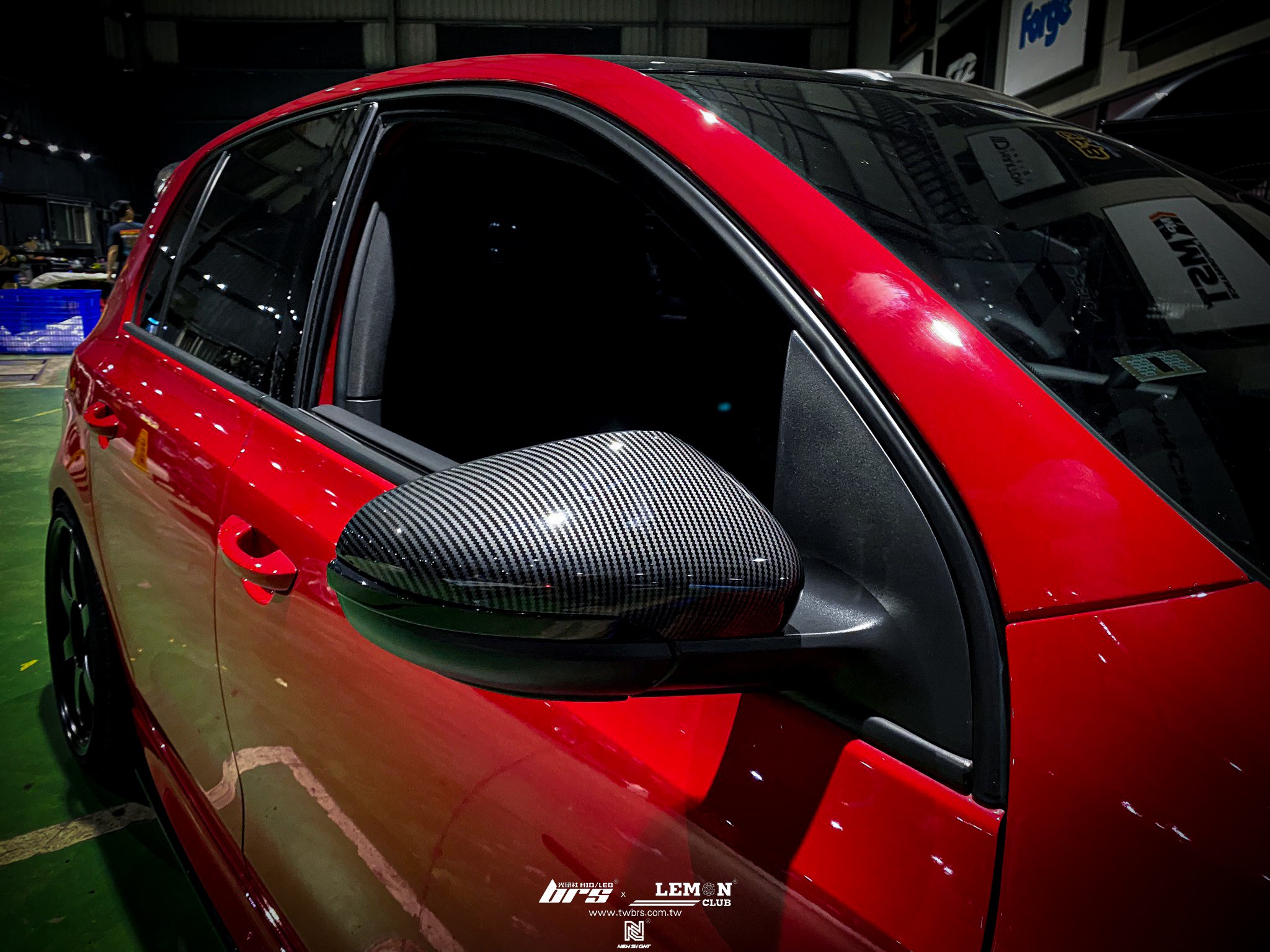 Volkswagen Golf 6 安裝 R20 類MAX 側裙+水轉印碳纖維後視鏡蓋