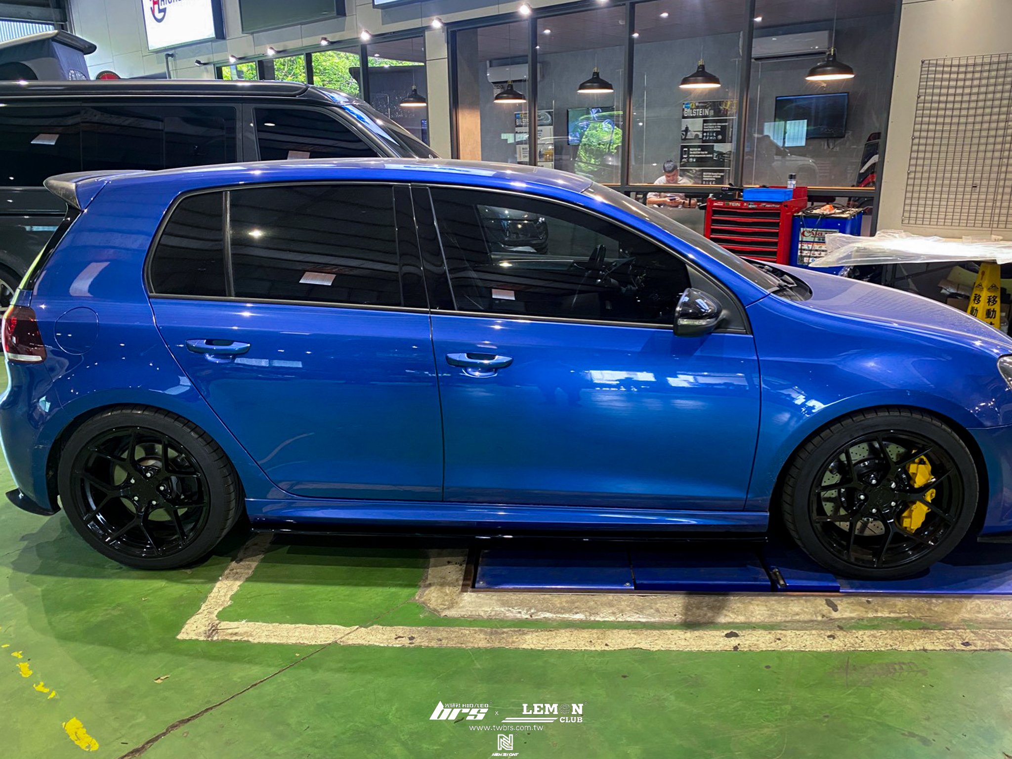 Volkswagen Golf 6 安裝 類MAX側裙+前黑標+後黑標