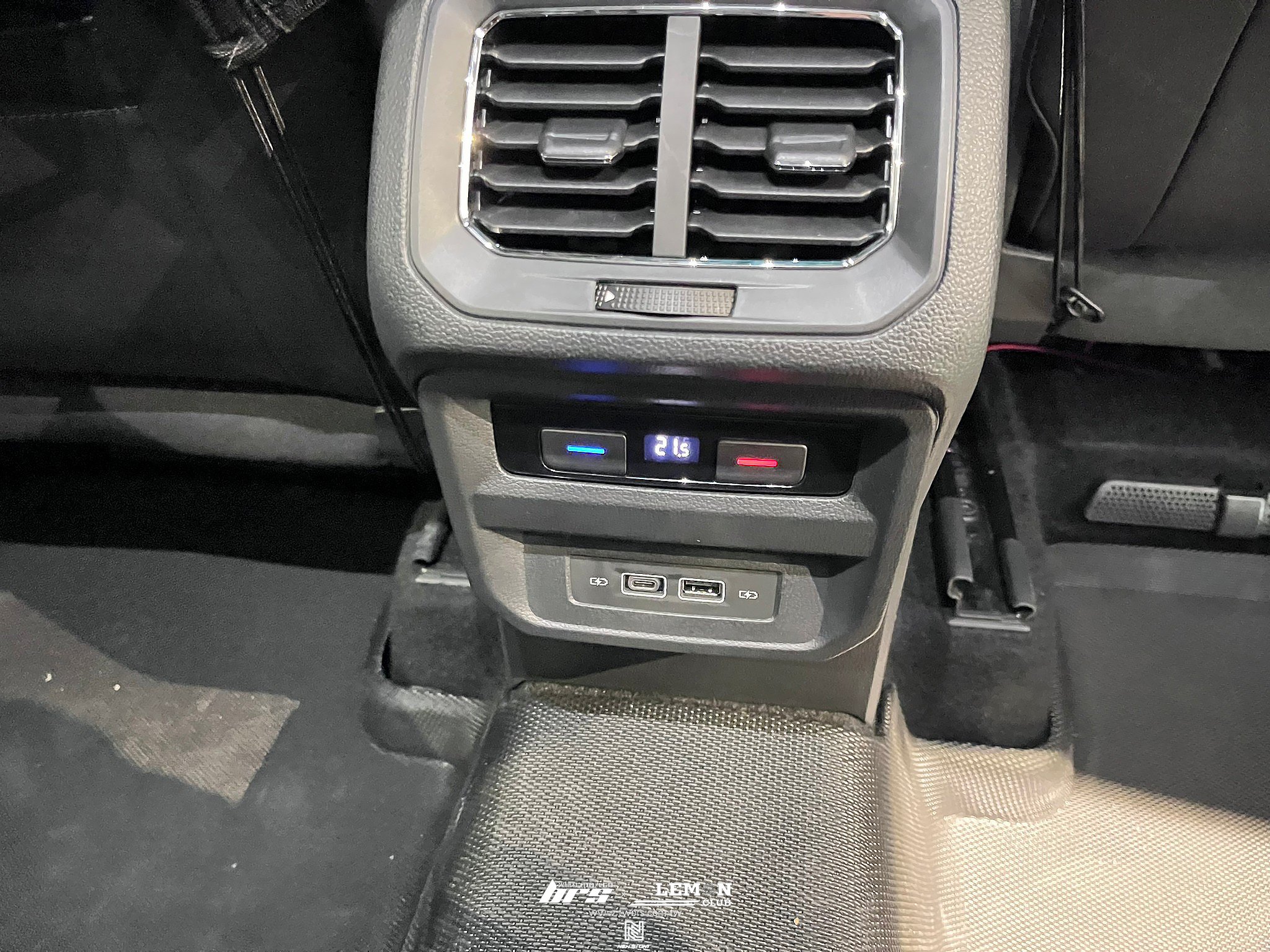 Volkswagen New Tiguan 安裝 右前輪速感知器+後座USB (TYPE-C插孔)+專用尾門燈