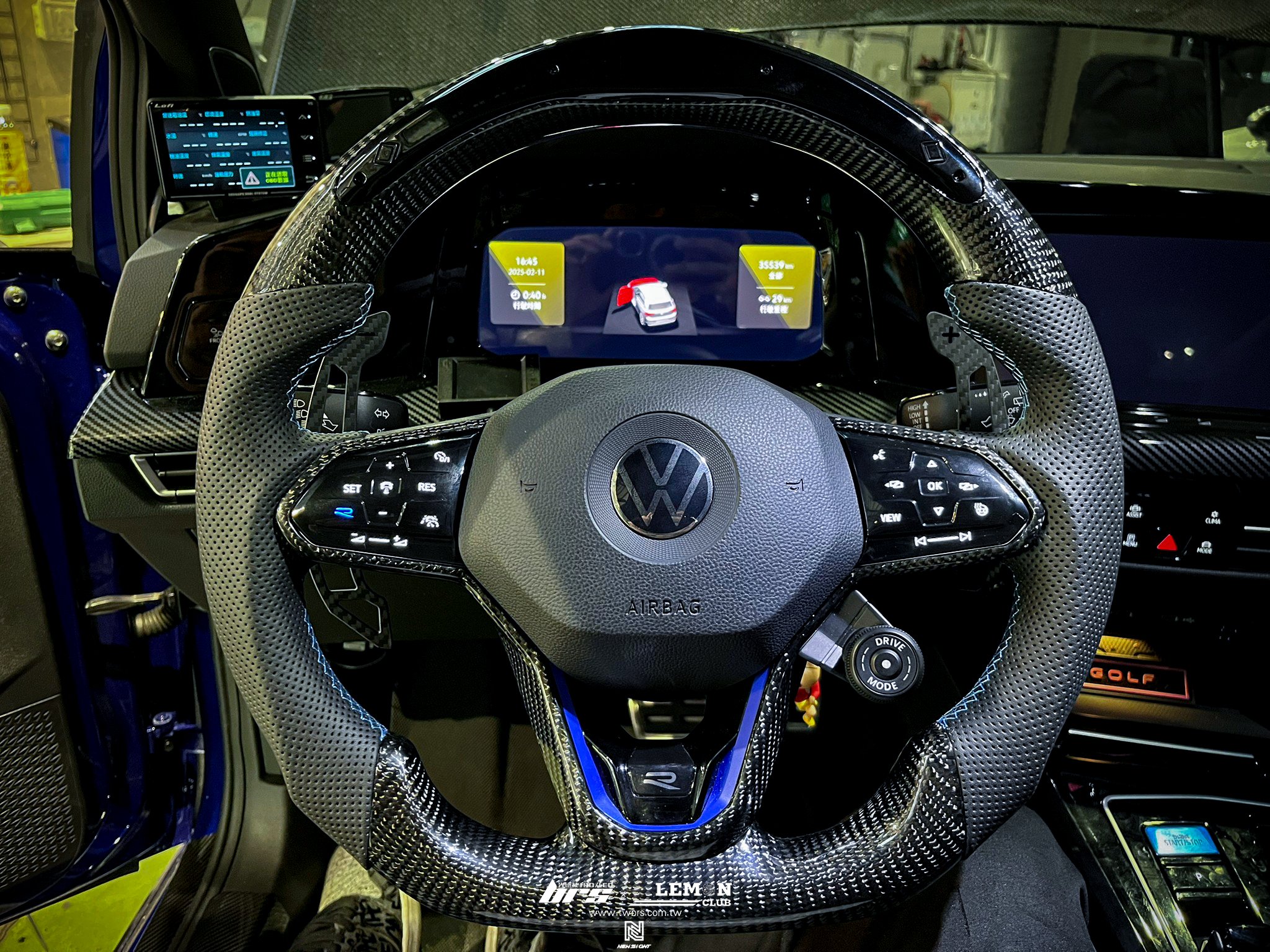 Volkswagen Golf 8 安裝 MQB新款碳纖維方向盤