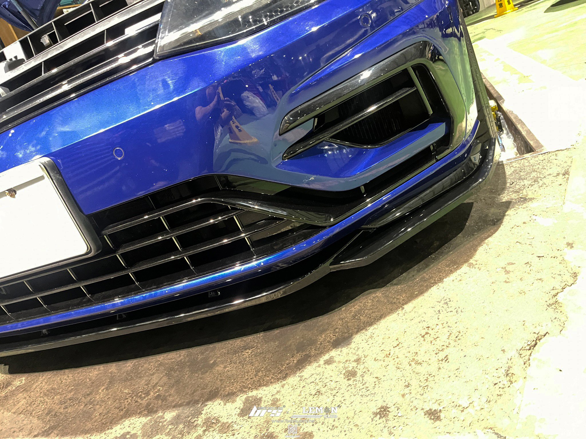 Volkswagen Golf 7.5 R 安裝 三件式前下巴+後視鏡流水方向燈