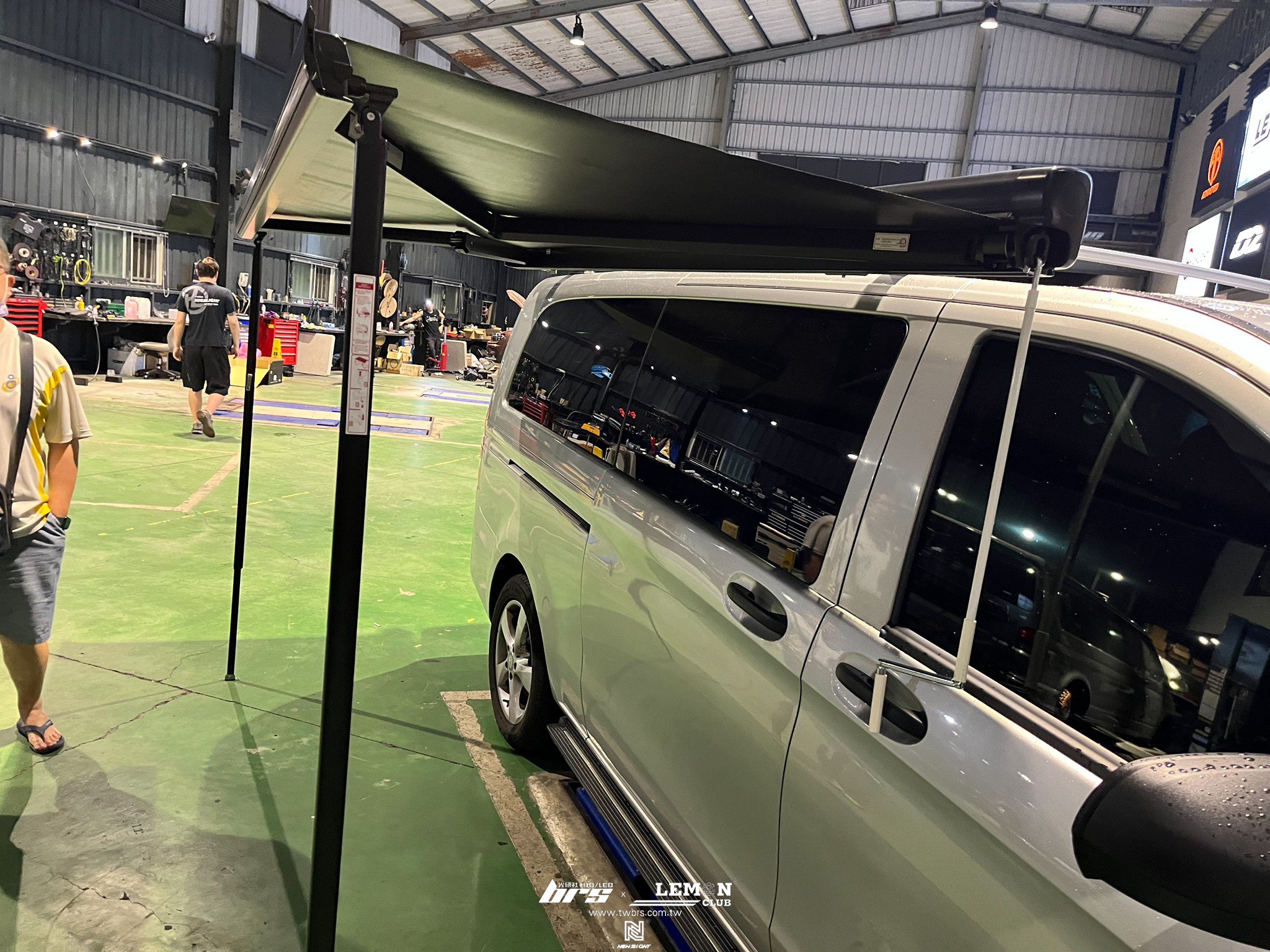 Benz Vito 安裝 YAKIMA3米車邊帳(全黑化)