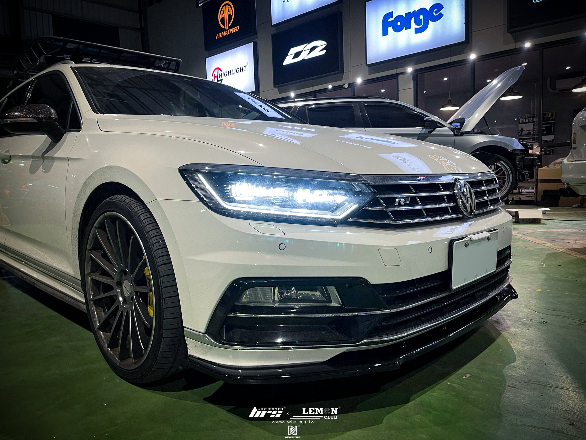 Volkswagen Passat B8 Variant R-Line 安裝 類MAX FD2前下巴