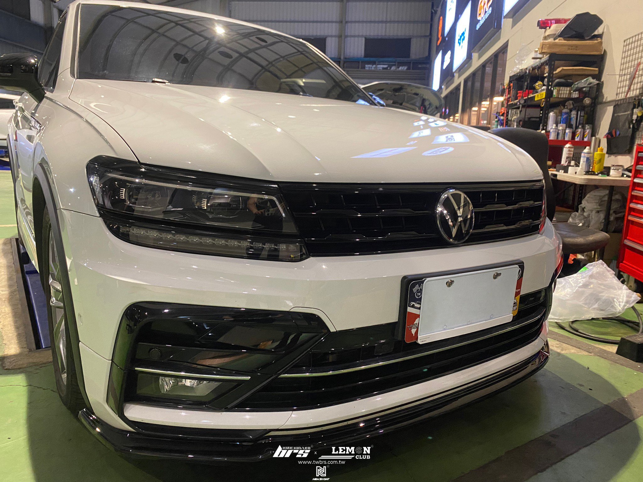 Volkswagen New Tiguan 安裝 類MAX前下巴(FC-VW-018)+四門浪板