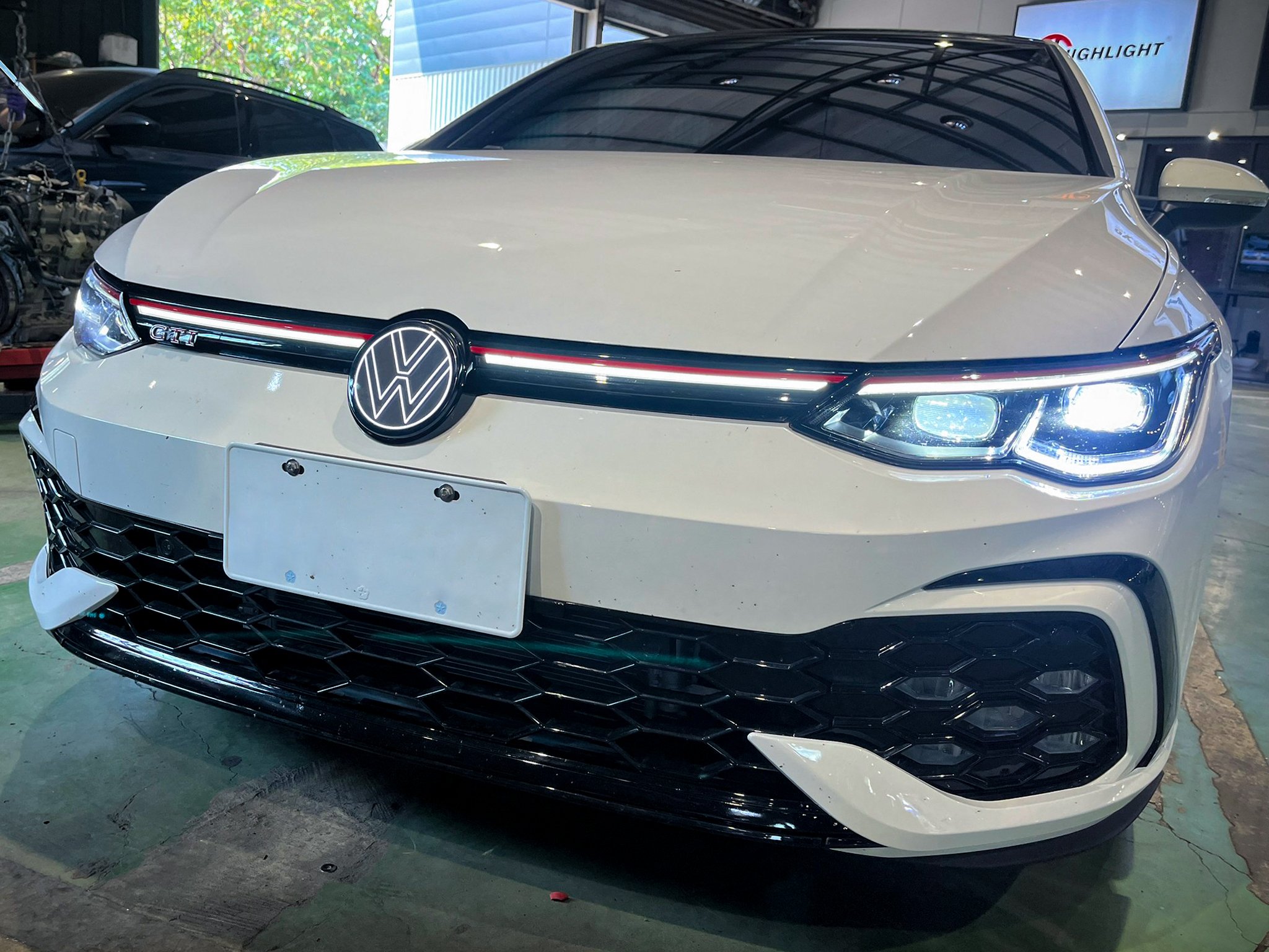 Volkswagen Golf 8 GTI 安裝 發光廠徽