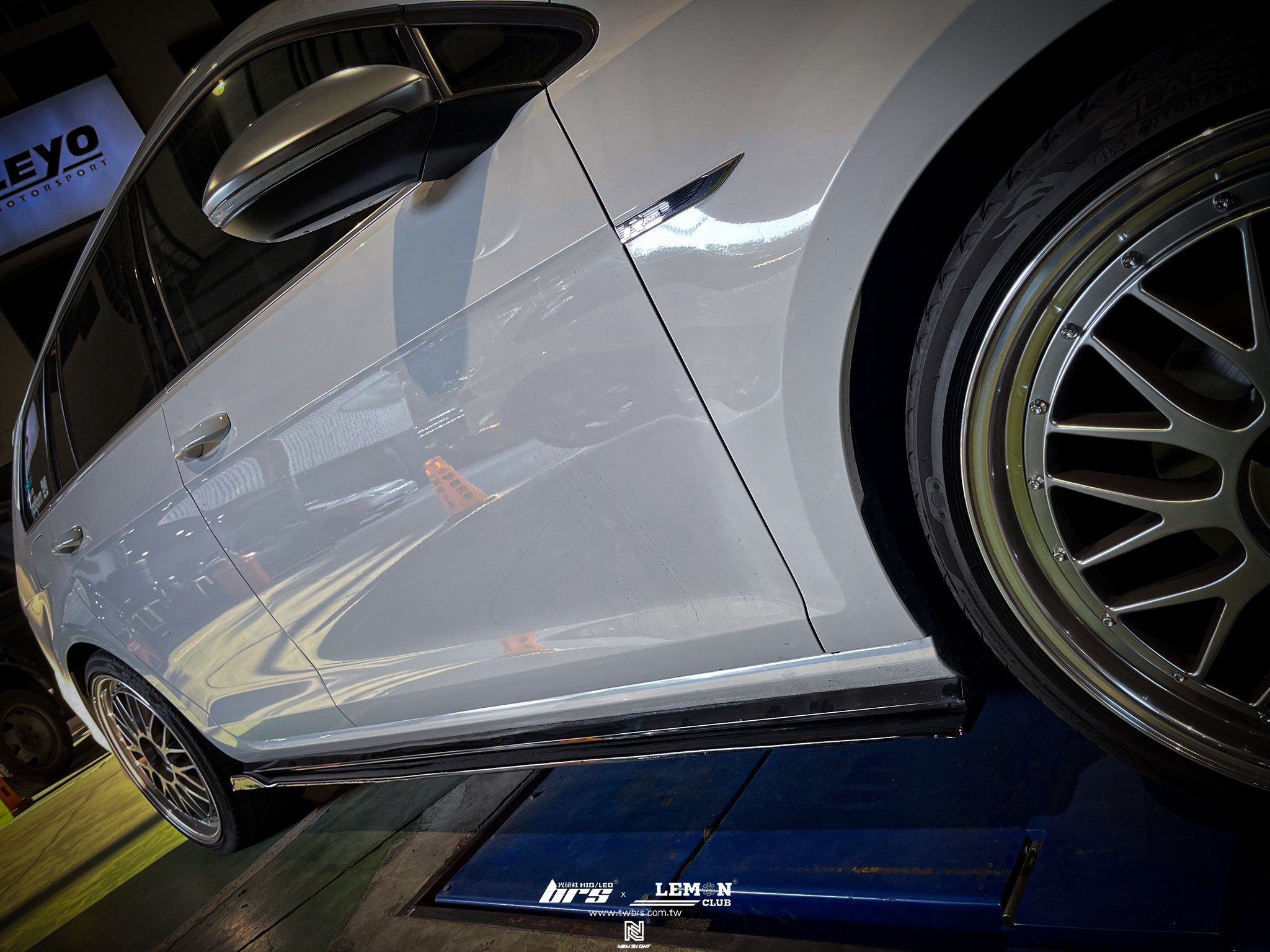 Volkswagen Golf 7.5 Variant 安裝 後座USB充電座+類MAX側裙