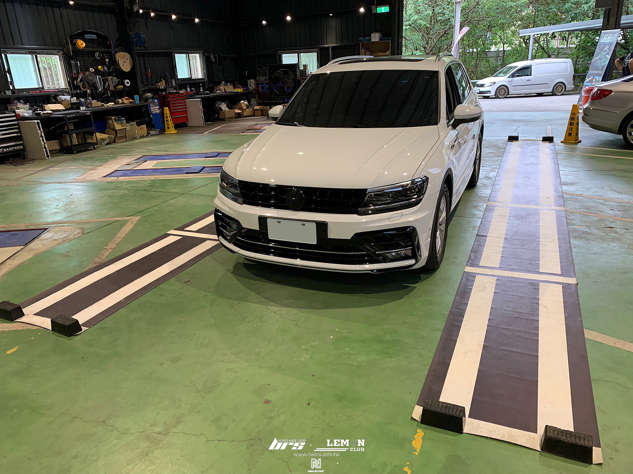 Volkswagen New Tiguan 安裝 R-Line 空力套件全套+亮黑水箱罩+R-Line 原廠尾燈+前後黑標+原廠液晶儀表板+多功能方向盤帶換檔撥片+環景校正