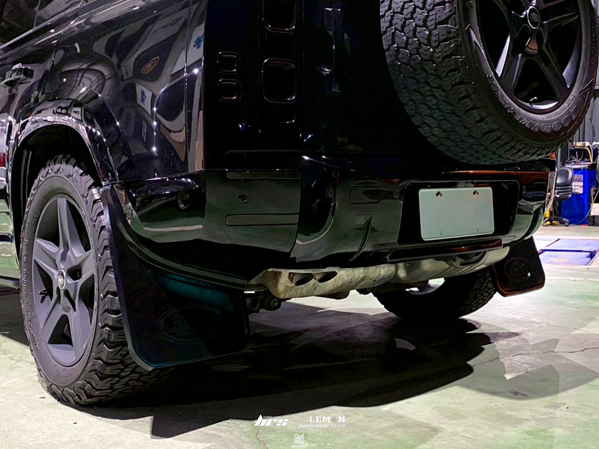 Landrover Defender 安裝 全車曜黑套件+寬板輪弧+加長款亮黑擋泥板+KN前下巴+替換式大尾翼