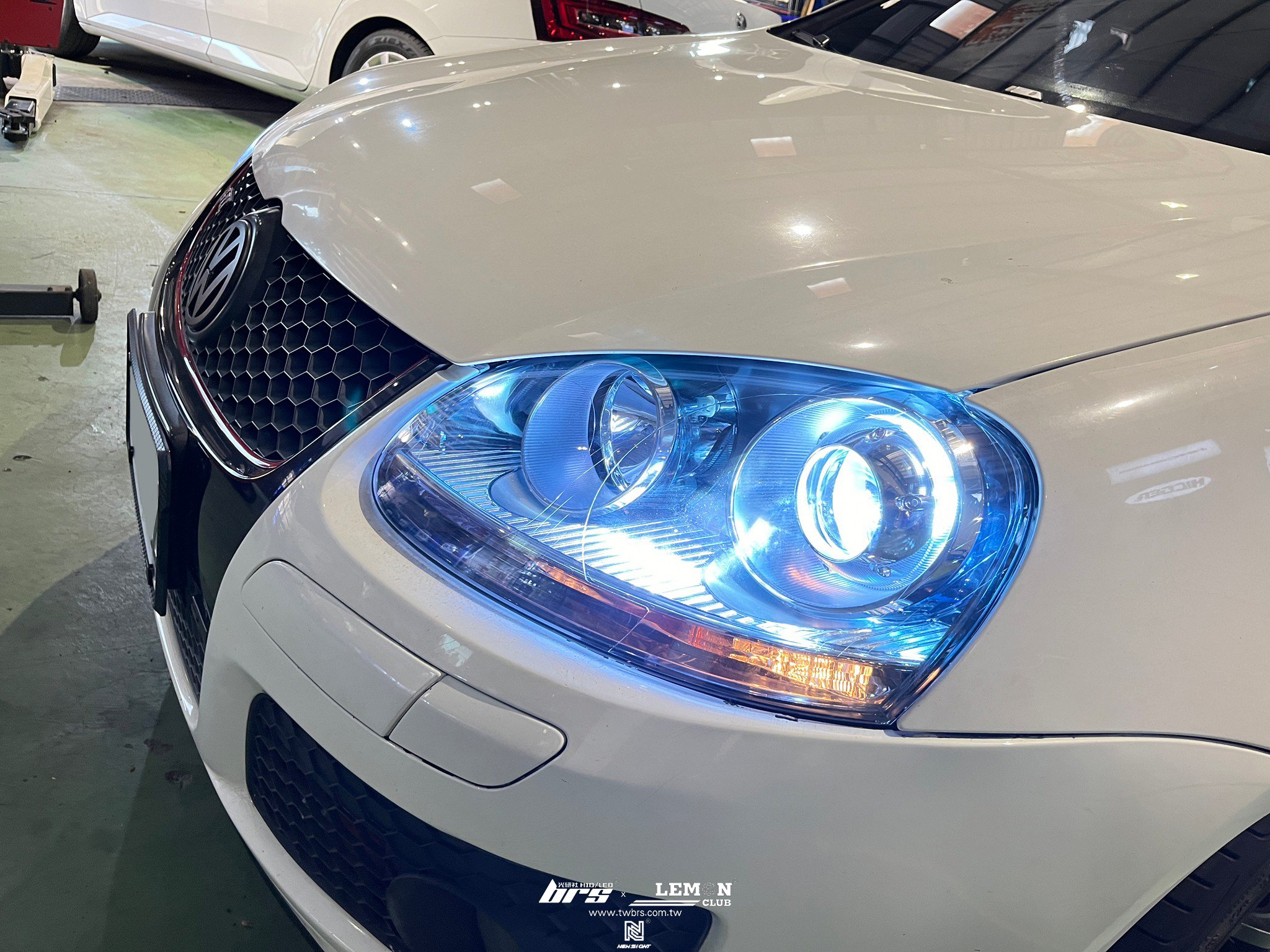 Volkswagen Golf 5 GTI 安裝 魚眼大燈總成