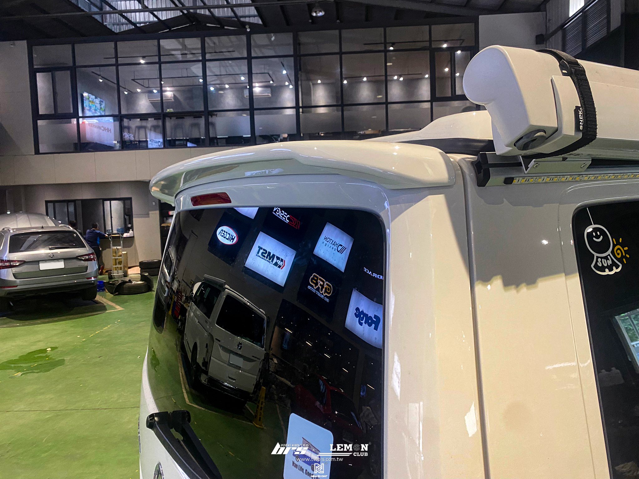 Volkswagen T6.1 安裝 英國風尾翼