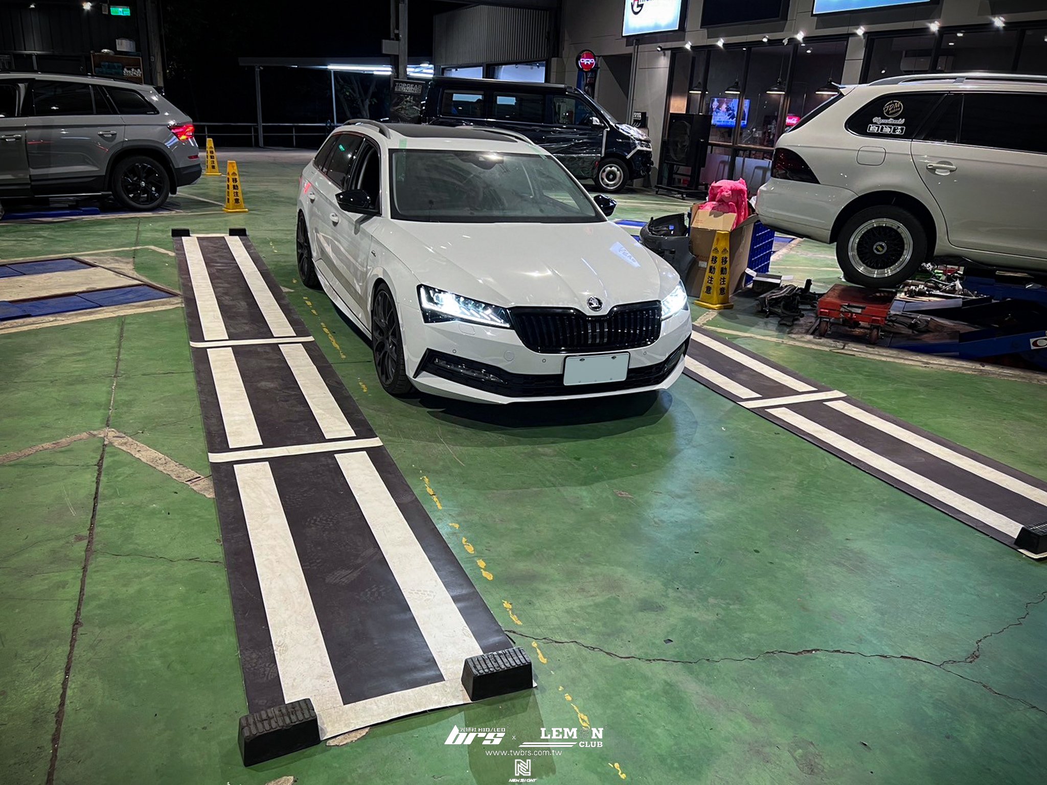 Skoda Superb 安裝 MK3升級MK3.5車頭+360度環景系統+原廠車道保持系統(2Q0鏡頭)+MQB原廠腳踢模組+8顆升級12顆雷達
