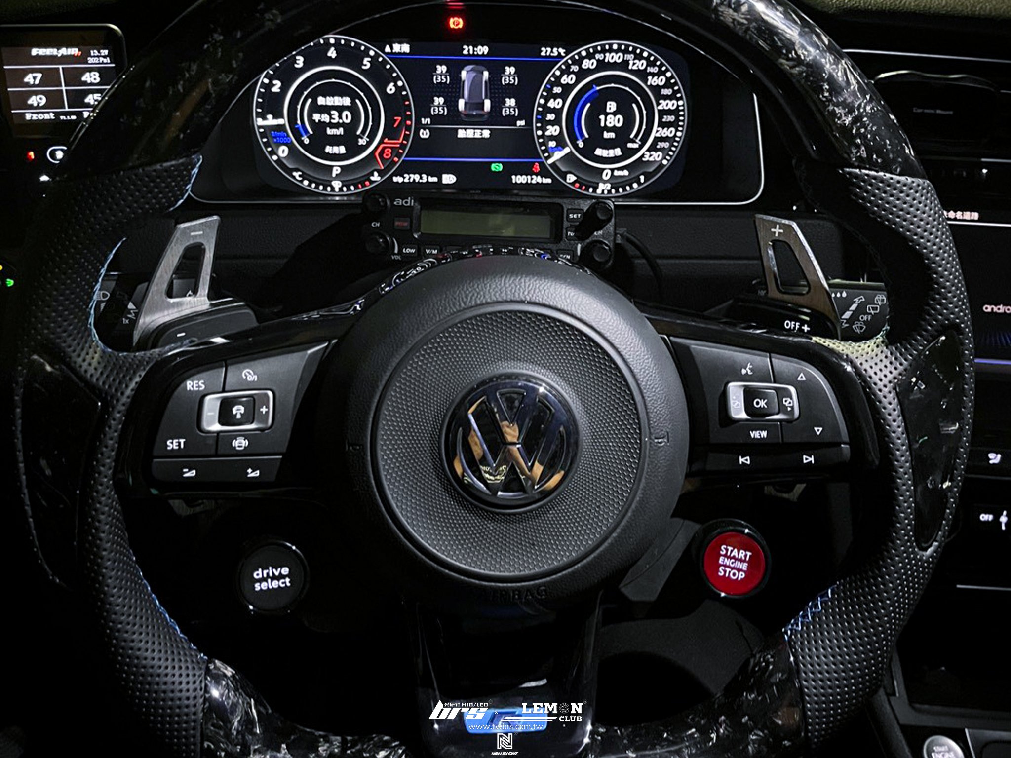 Volkswagen Golf Variant 7.5 安裝 MQB鍛造碳纖維方向盤+亮黑方向盤框+黑框款方向盤啟動按鍵+投射式門邊燈(R標)