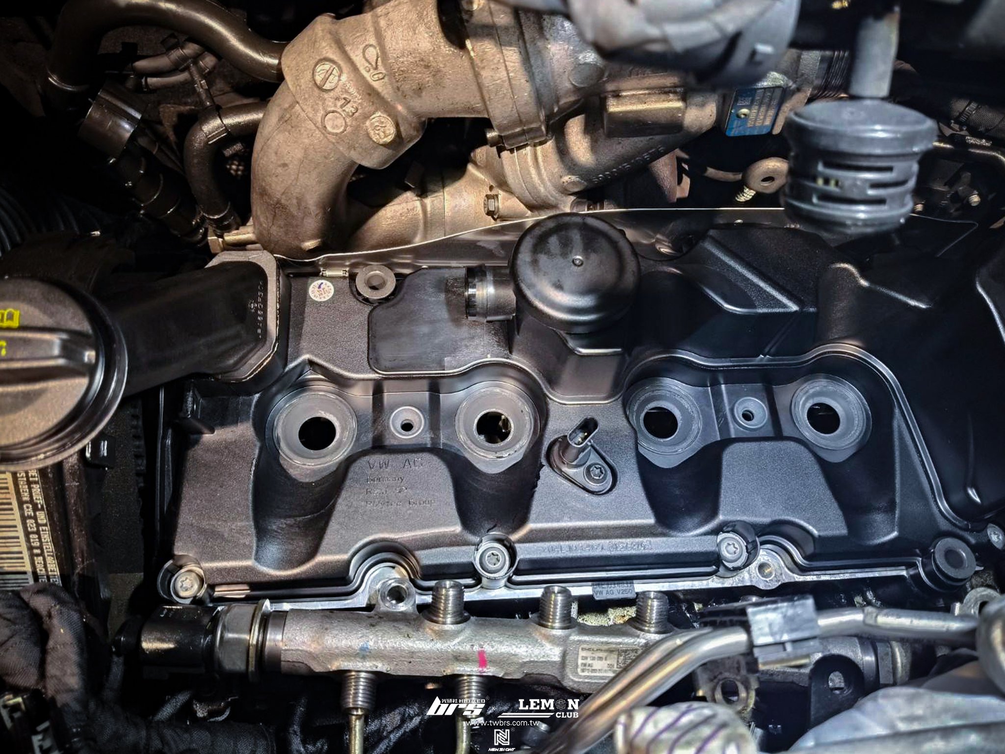 Volkswagen T6 保養 德國Rheinol萊茵機油5W30更換+原廠機油芯更換+原廠洩油螺絲+墊片更換+汽門蓋總成更換+柴油噴油嘴回油管更換+副廠噴油嘴+螺絲+油封+銅墊片更換