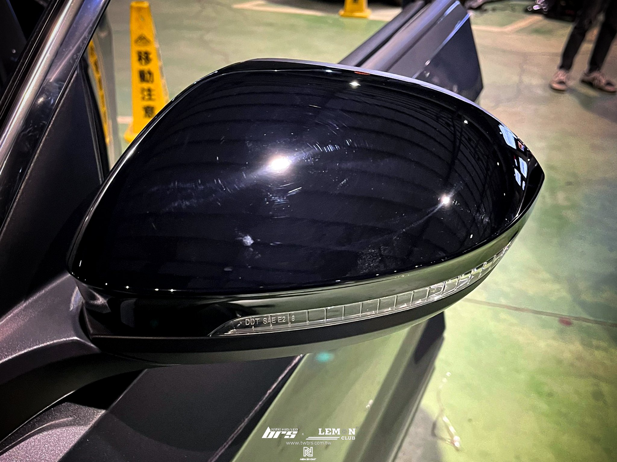 Volkswagen T-ROC 安裝 亮黑後視鏡蓋