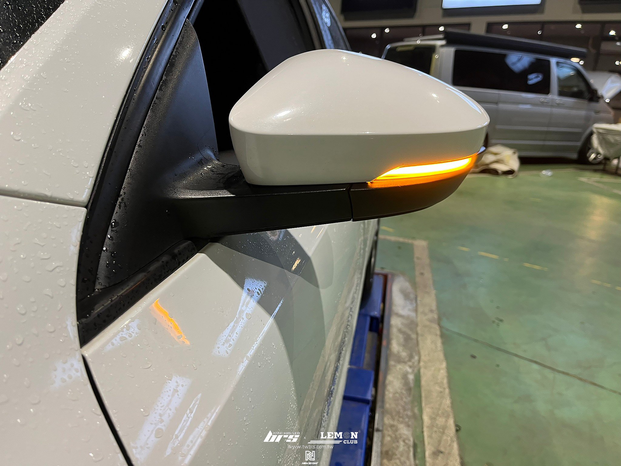Skoda Octavia 安裝 後視鏡流水方向燈