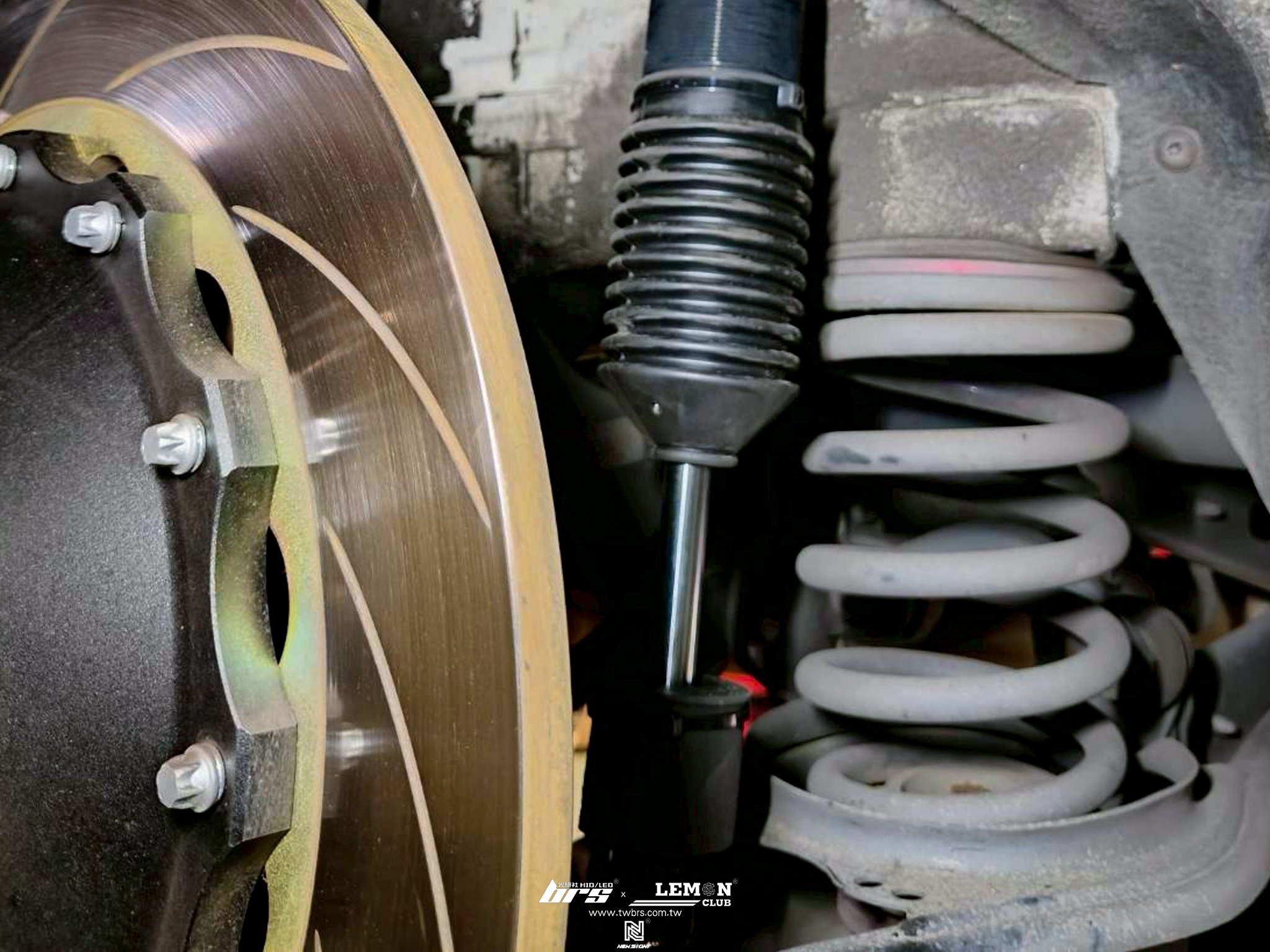 Skoda Superb 安裝 AGT高性能倒插式高低軟硬阻尼可調避震器