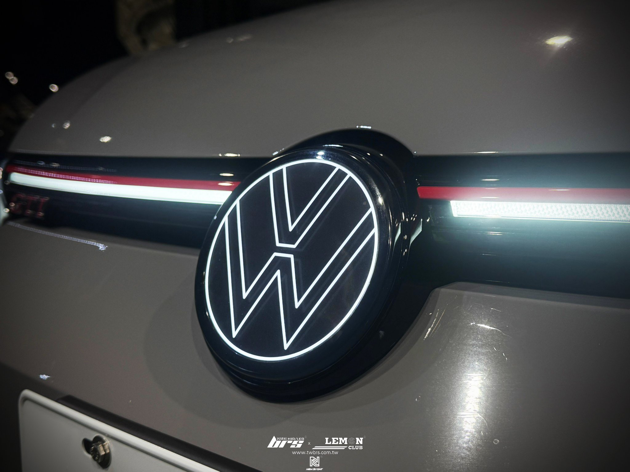 Volkswagen Golf 8 GTI 安裝 發光廠徽
