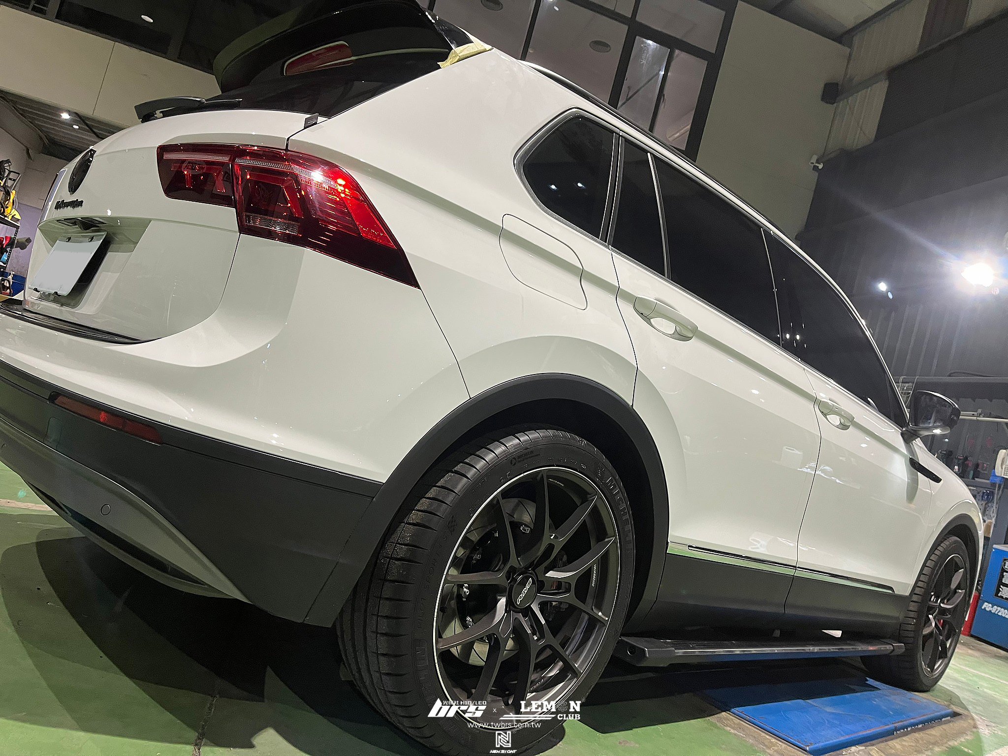 Volkswagen New Tiguan 安裝 21年式動態尾燈+投射式門邊燈(新R標)+MST進氣系統+側邊踏板+R-Line尾翼+類MAX鴨尾+LED尾廂燈+前後黑標+R字樣葉子板側標
