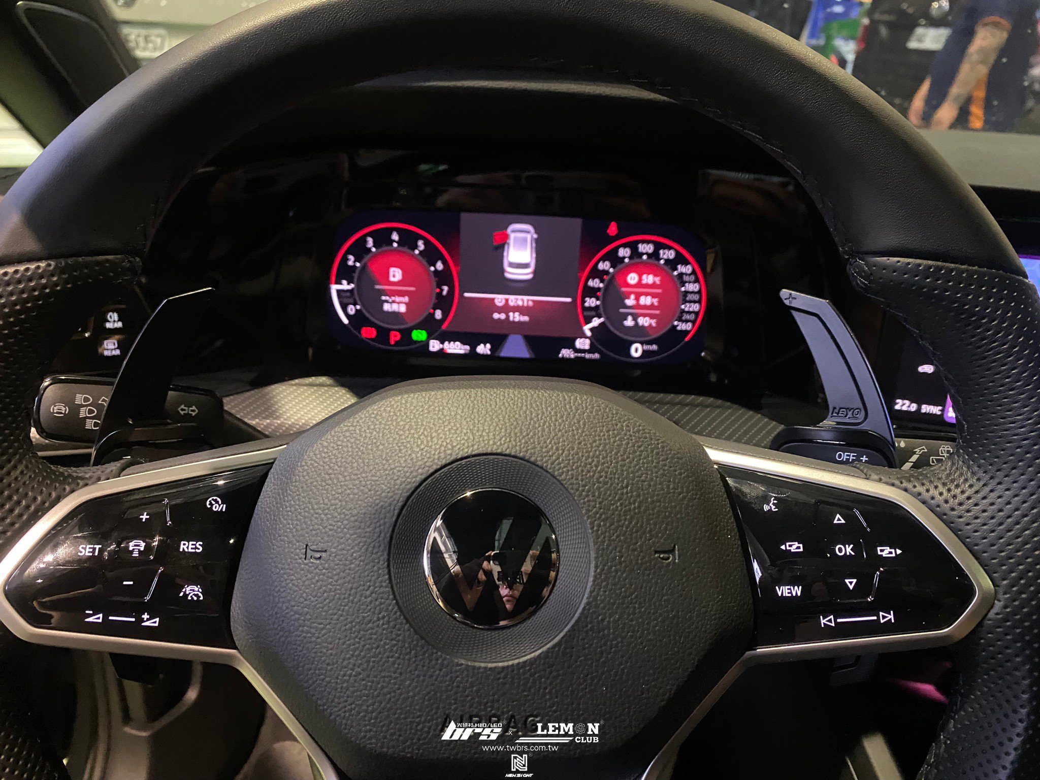 Volkswagen Golf 8 安裝 亮黑後視鏡蓋+Leyo換檔撥片