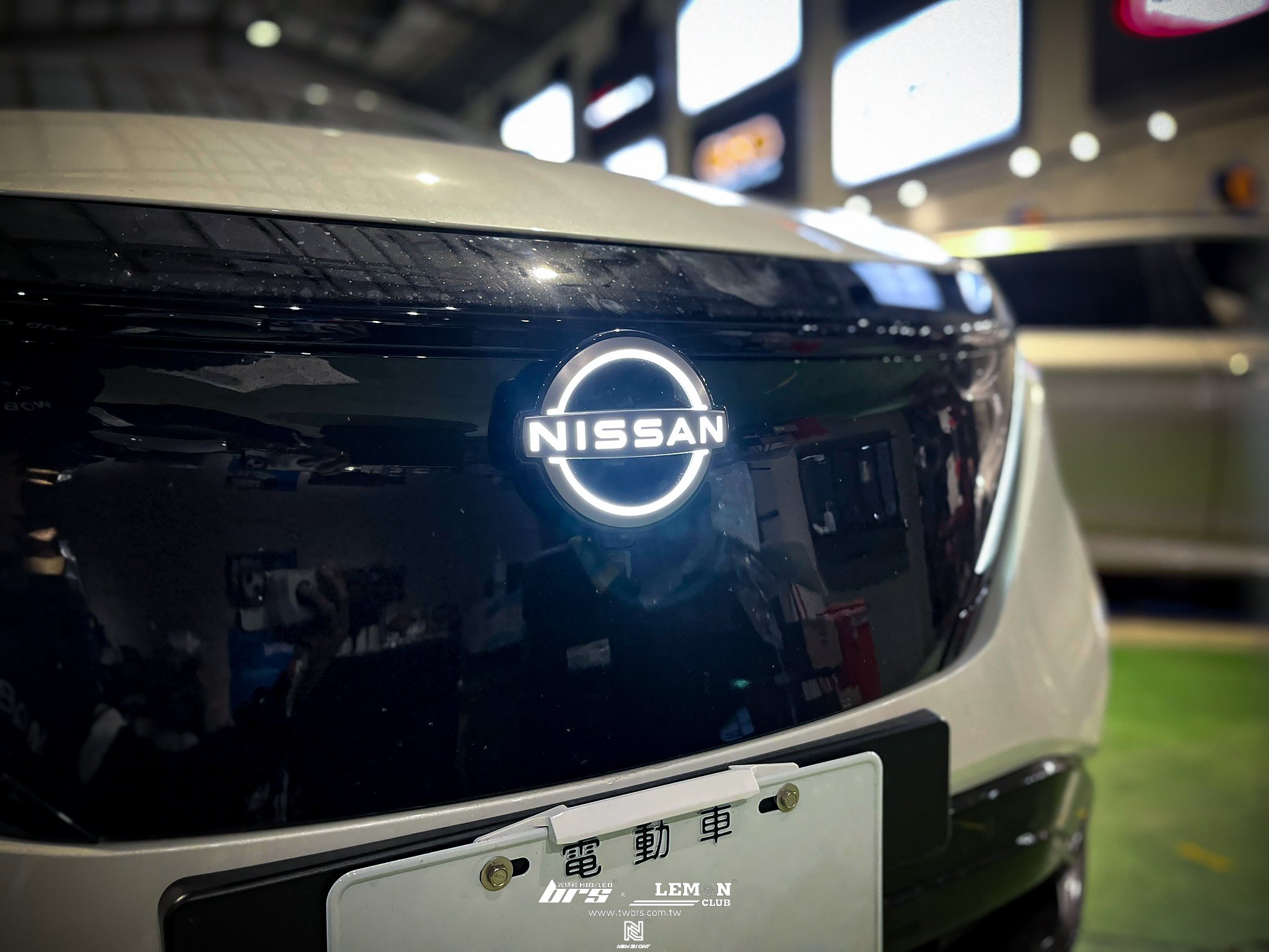 Nissan Ariya 安裝 發光廠徽