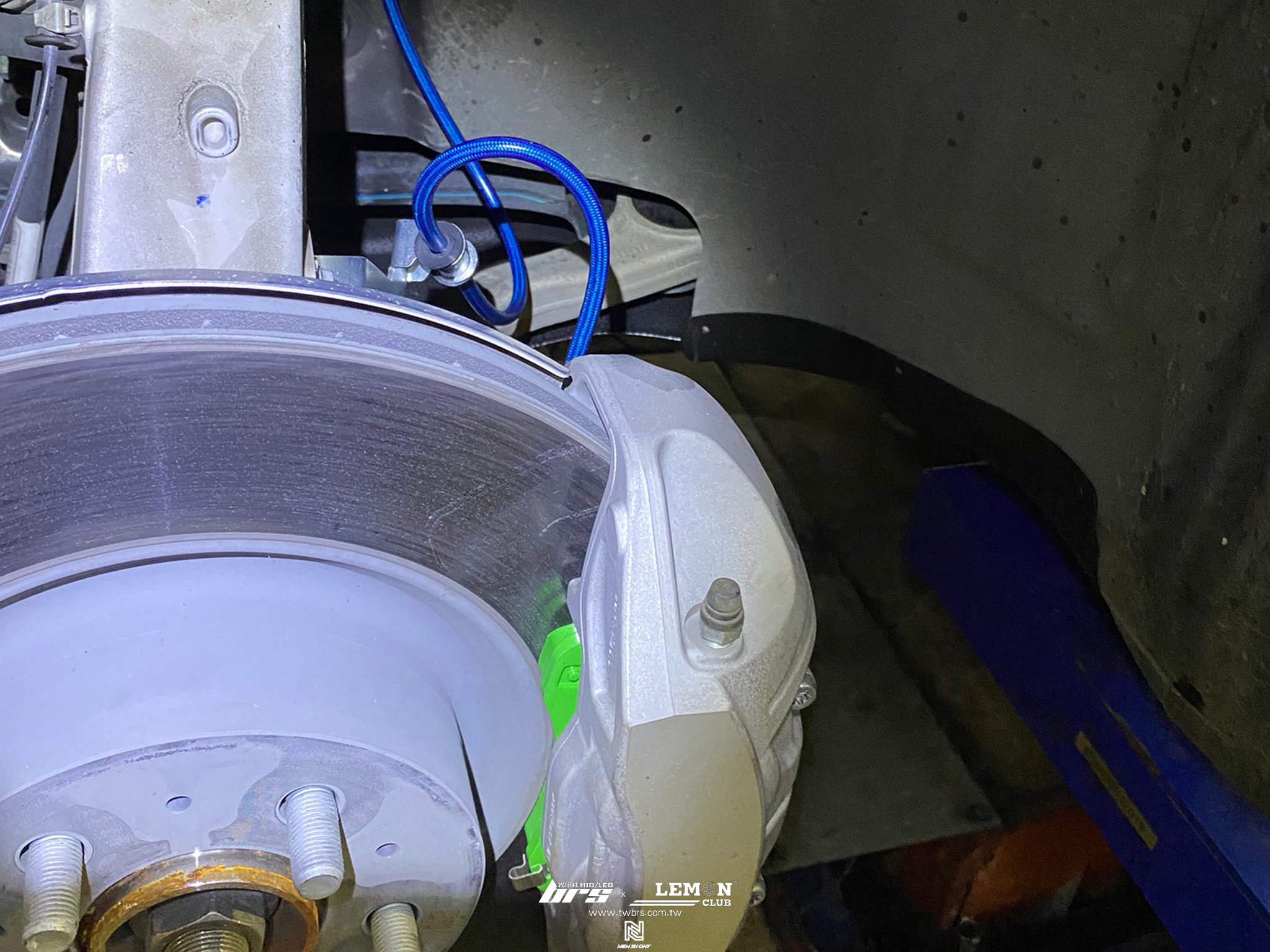 Tesla Model Y 安裝 HICGER S55 前運動版來令片+HICGER S55 後運動版來令片+煞車油管