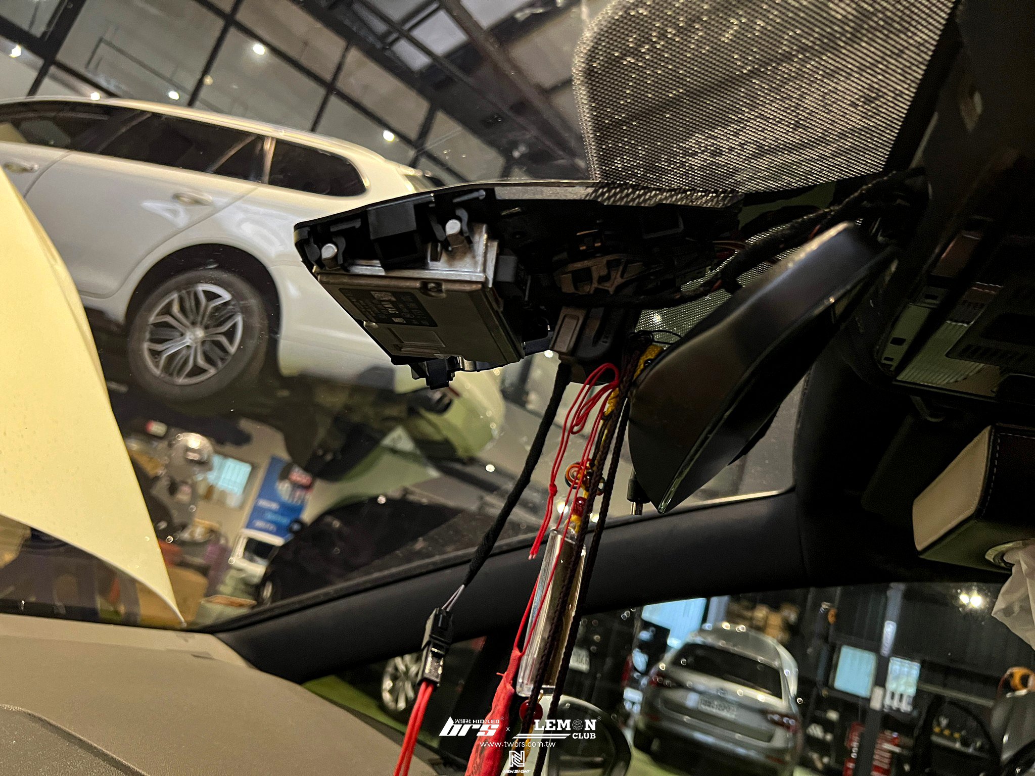 Volkswagen Sportsvan 安裝 免換玻璃車道保持套件