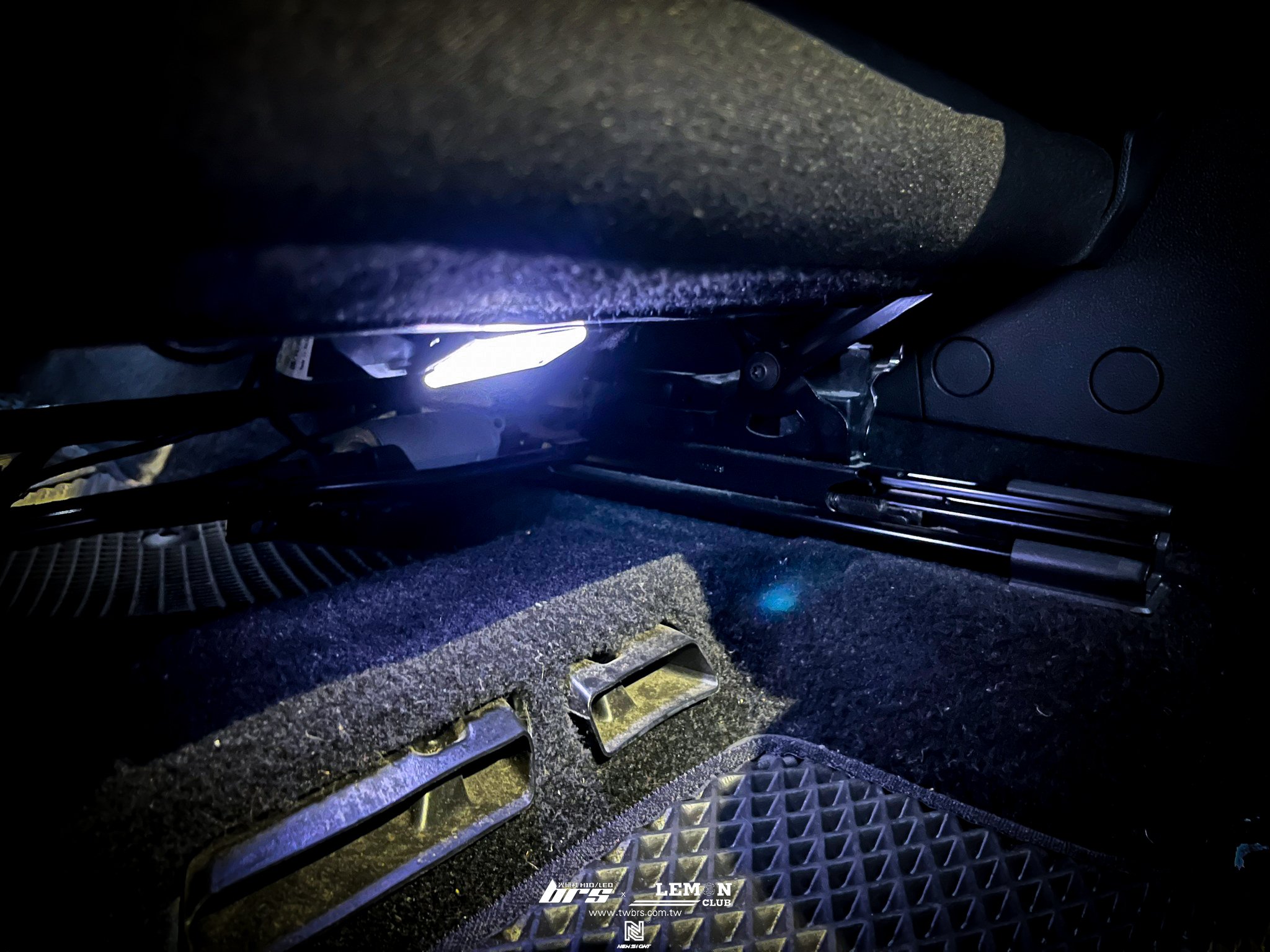 Volkswagen New Tiguan 安裝 專車專用原廠後座腳窩燈