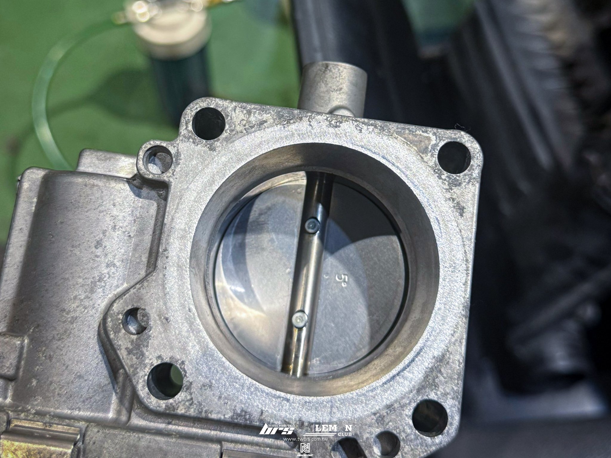 Volkswagen Caddy 保養 德國Rheinol萊茵機油5W30更換+原廠機油芯更換+原廠洩油螺絲+墊片更換+原廠火星塞更換+原廠閥體油更換+原廠變速箱油更換+剎車油更換+節氣門清洗