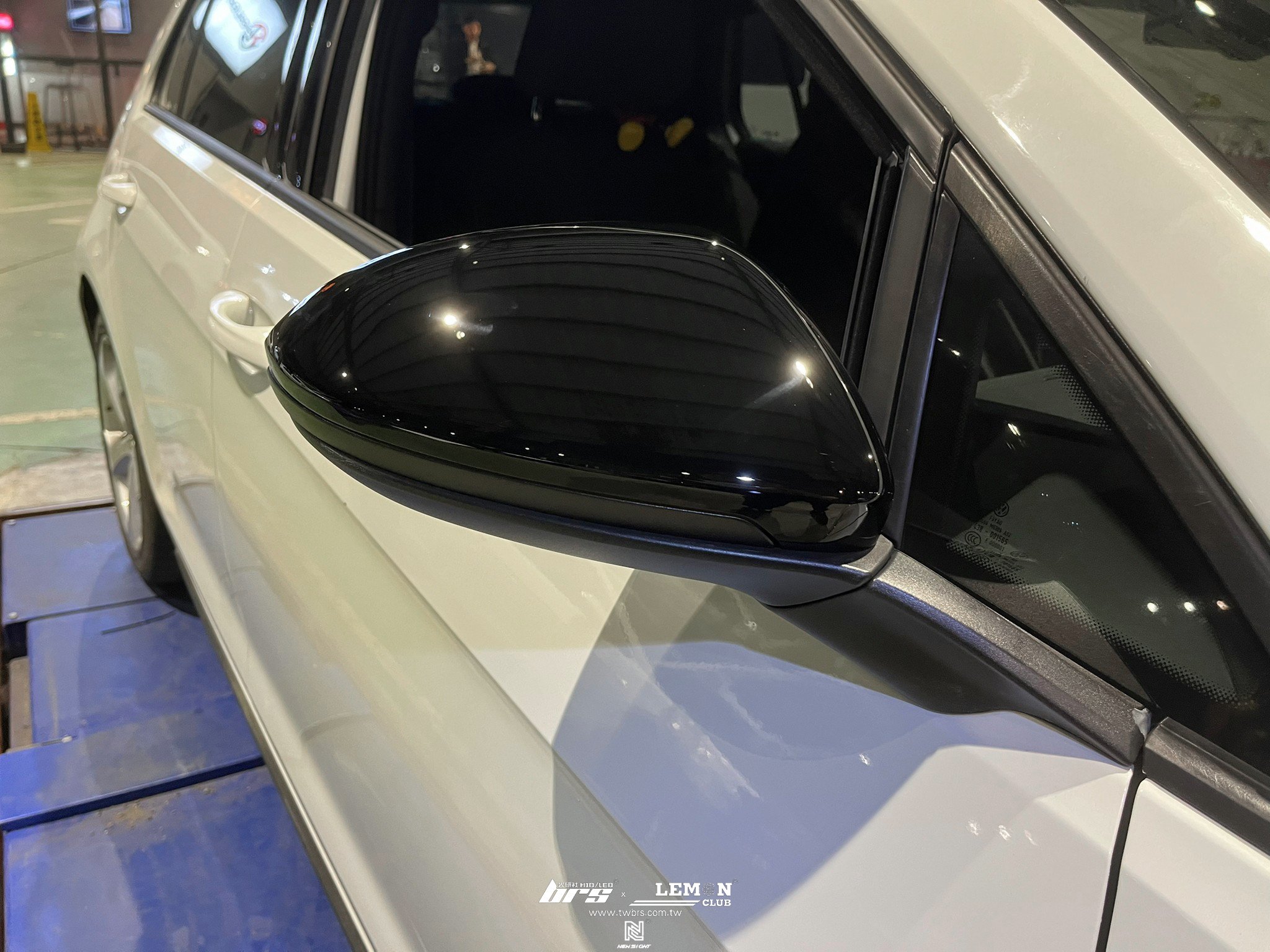 Volkswagen Golf 7 安裝 原廠鋼琴烤漆後視鏡蓋+後視鏡流水方向燈