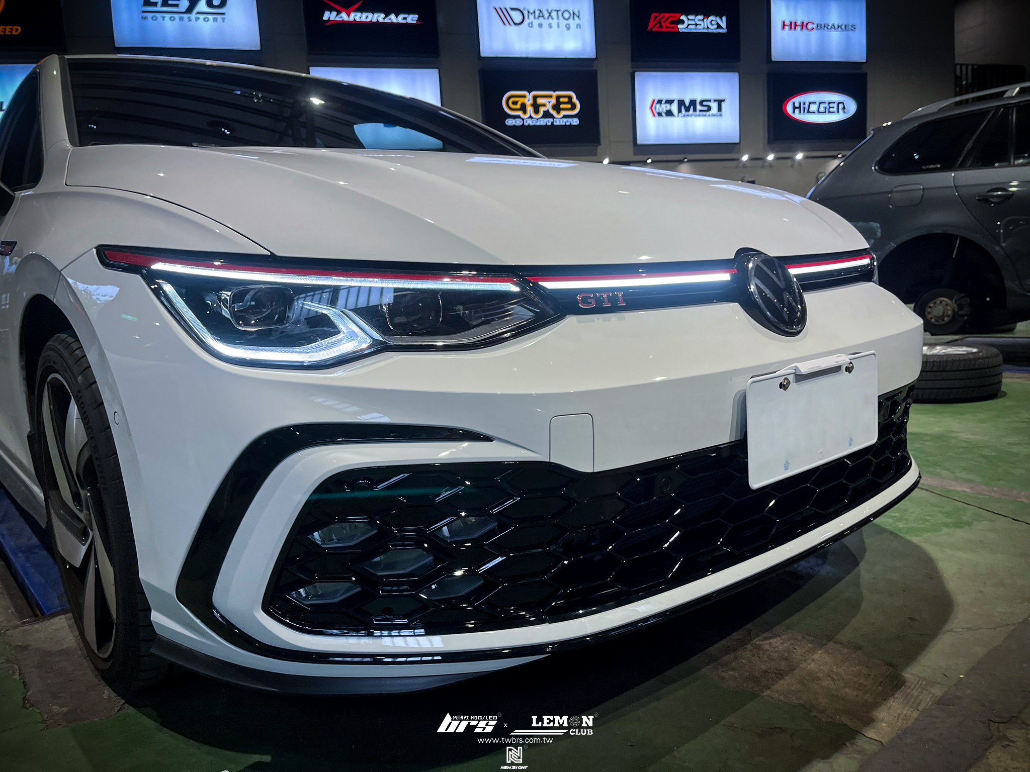 Volkswagen Golf 8 GTI 安裝 前保夜色套件