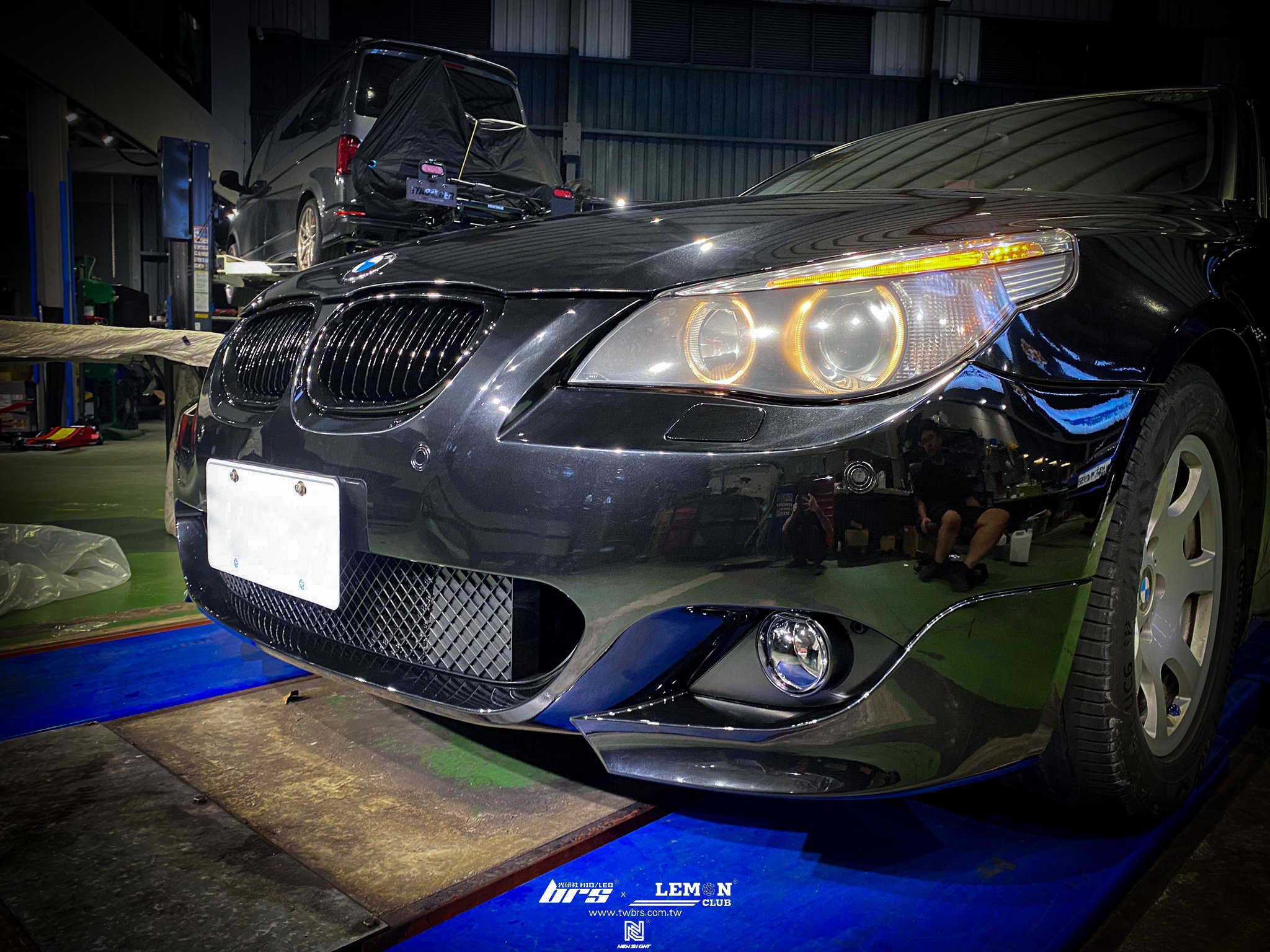 BMW E60 安裝 M版前保桿+亮黑水箱罩