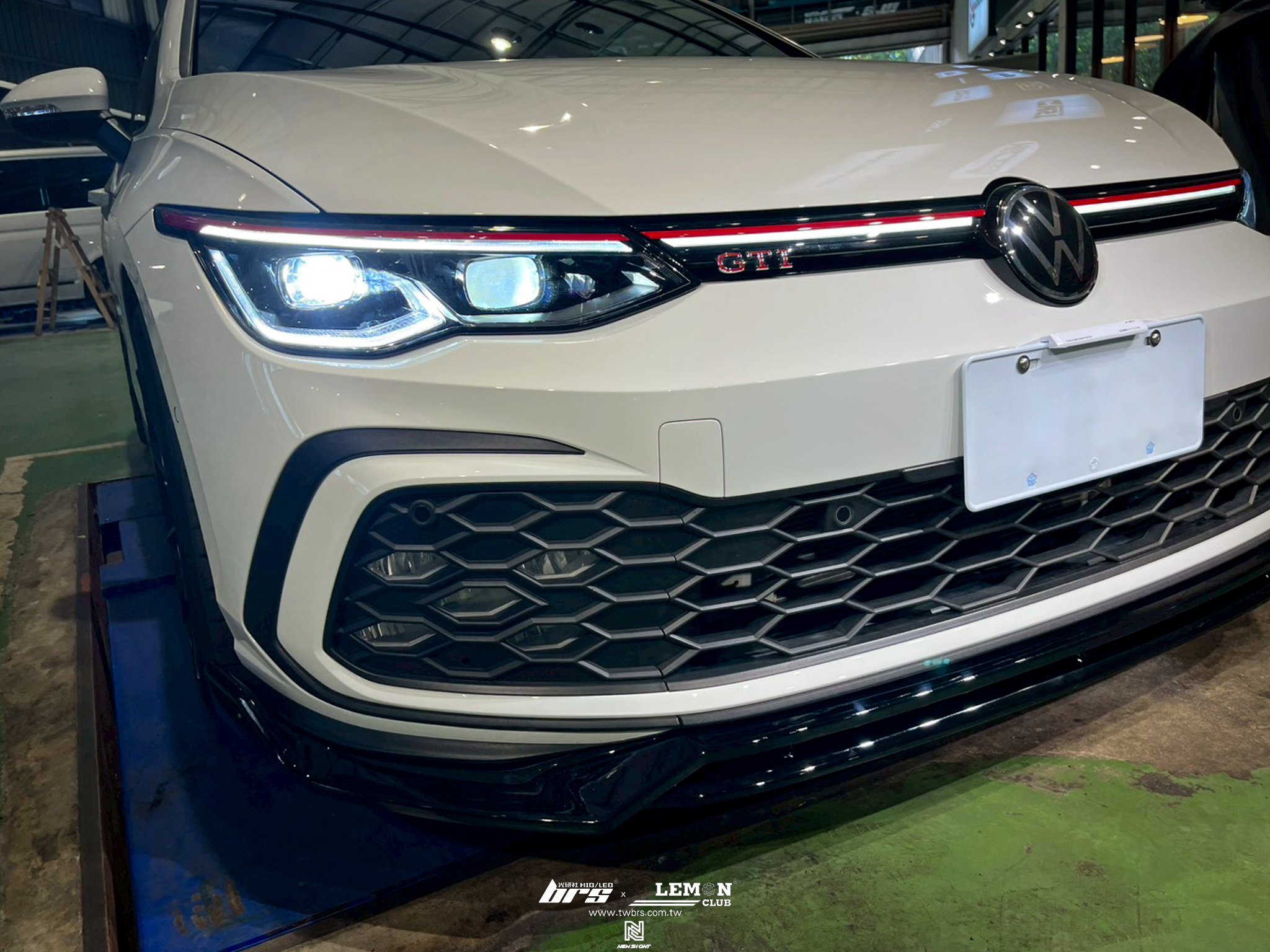 Volkswagen Golf 8 GTI 安裝 RZ款前下巴+類MAX雙邊單出後下巴