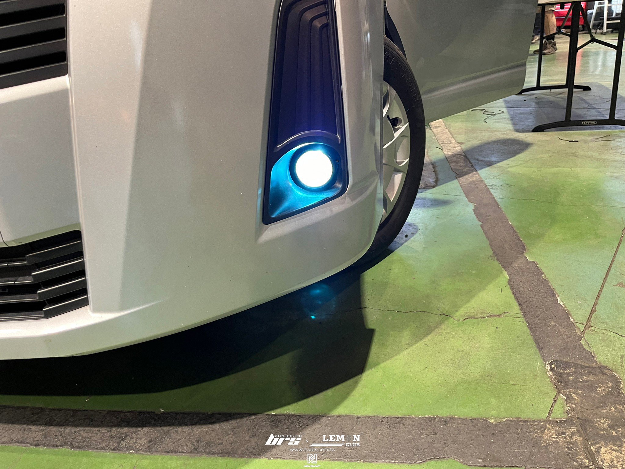 Toyota Hiace 安裝 專用魚眼霧燈