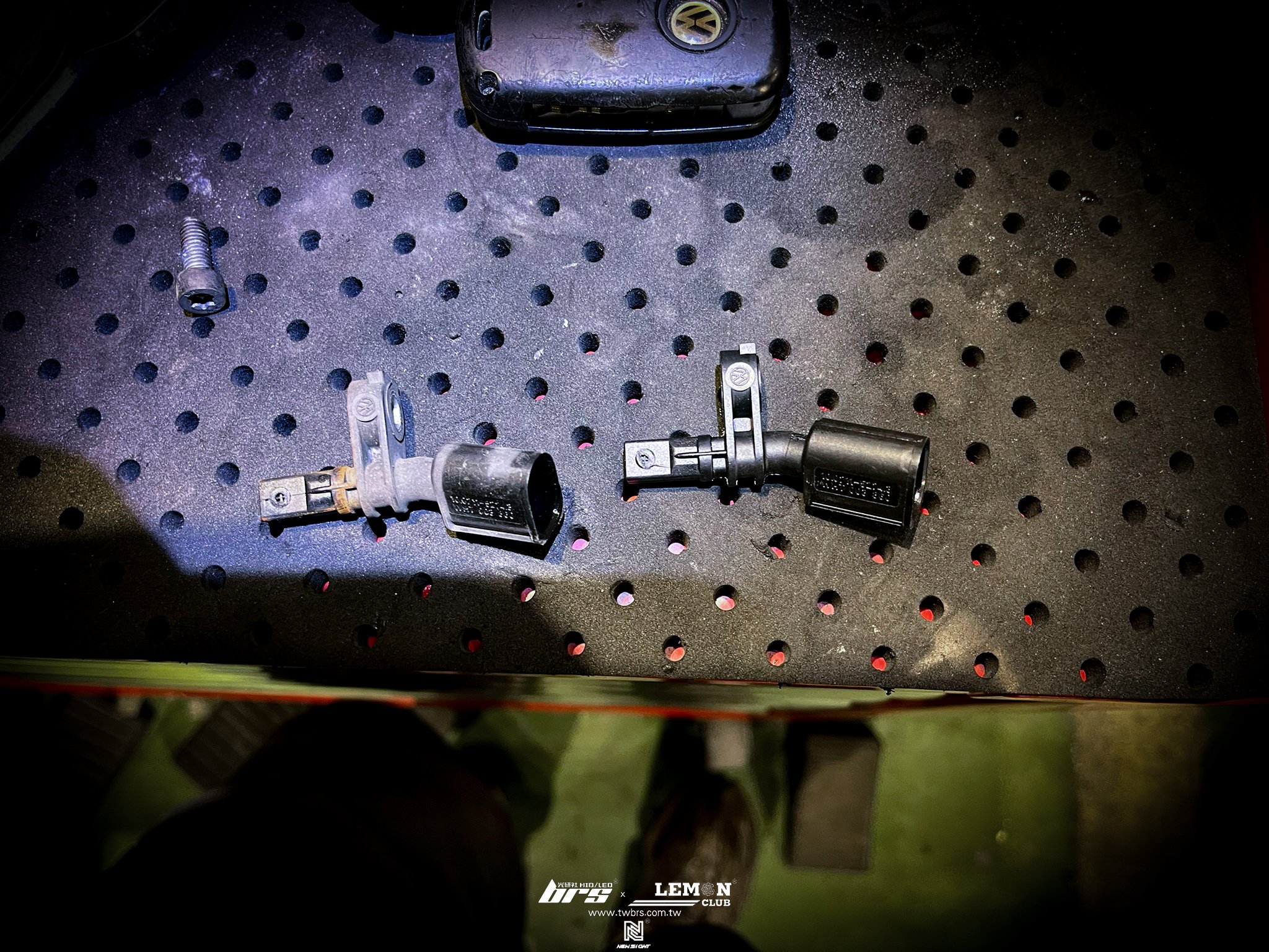 Skoda Octavia 安裝 右前輪速感知器