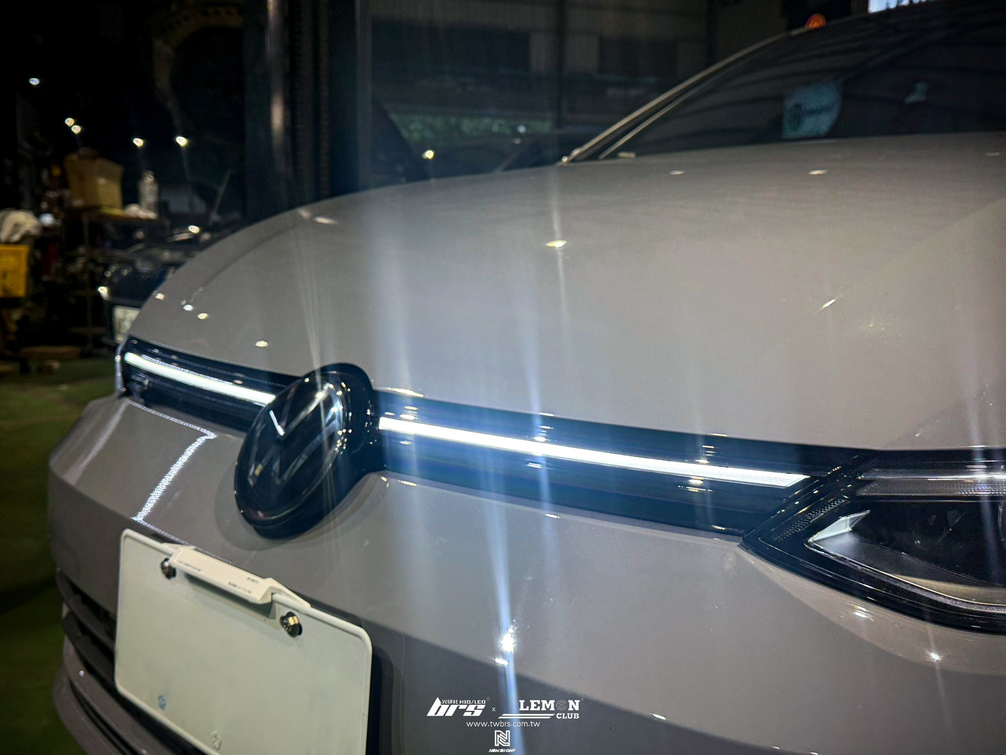 Volkswagen Golf 8 安裝 銀線水箱罩含連貫式燈條