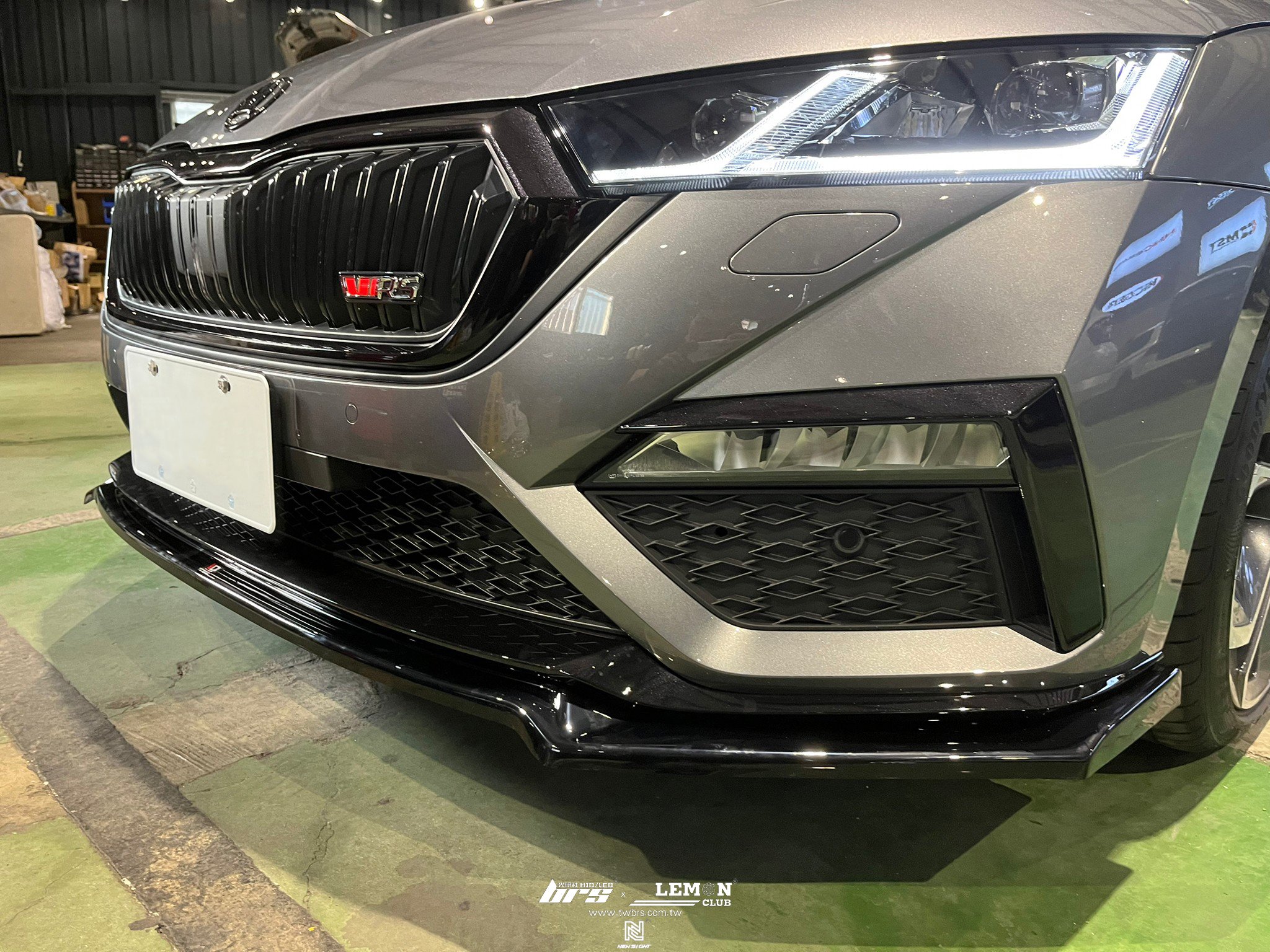 Skoda Octavia MK4 安裝 原廠直接式胎壓系統搭配ORO金屬黑氣嘴+MAXTON前下巴+MAXTON鴨尾+MAXTON後下包角+前黑標