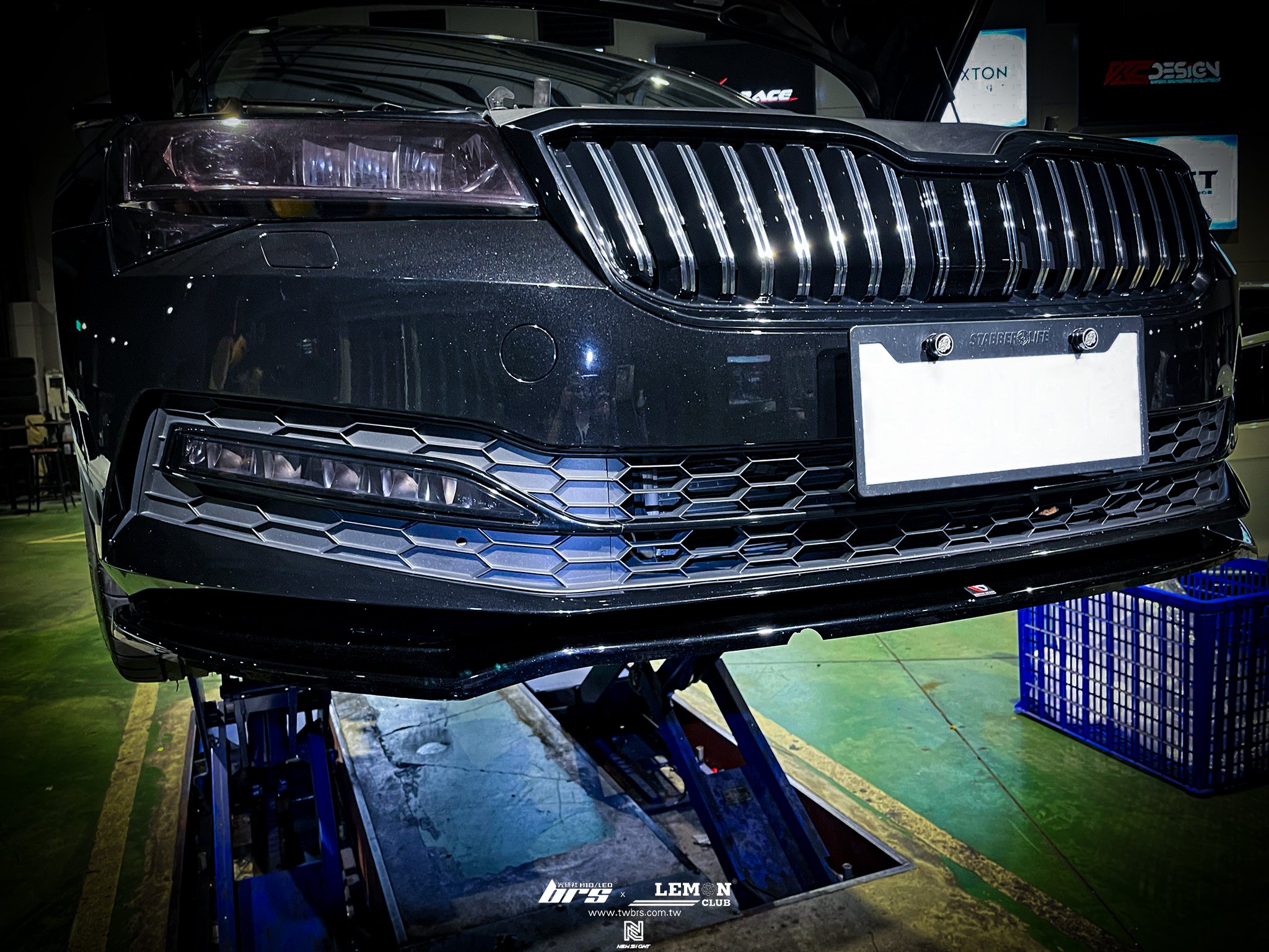 Skoda Superb 安裝 MK3.5亮黑水箱罩