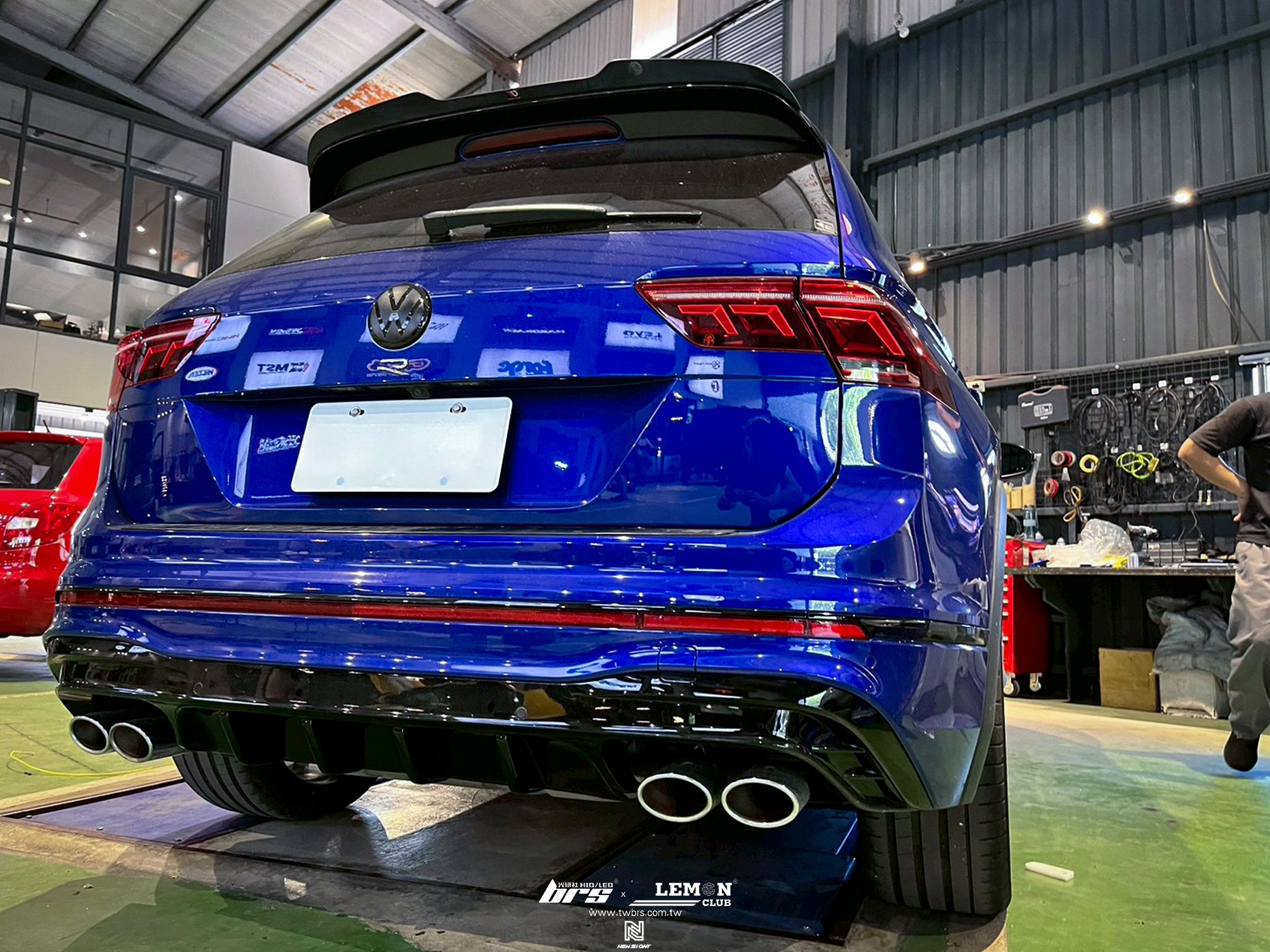 Volkswagen New Tiguan R 安裝 後視鏡流水LED方向燈+類MAX後下擾流+專用原廠後座腳窩燈