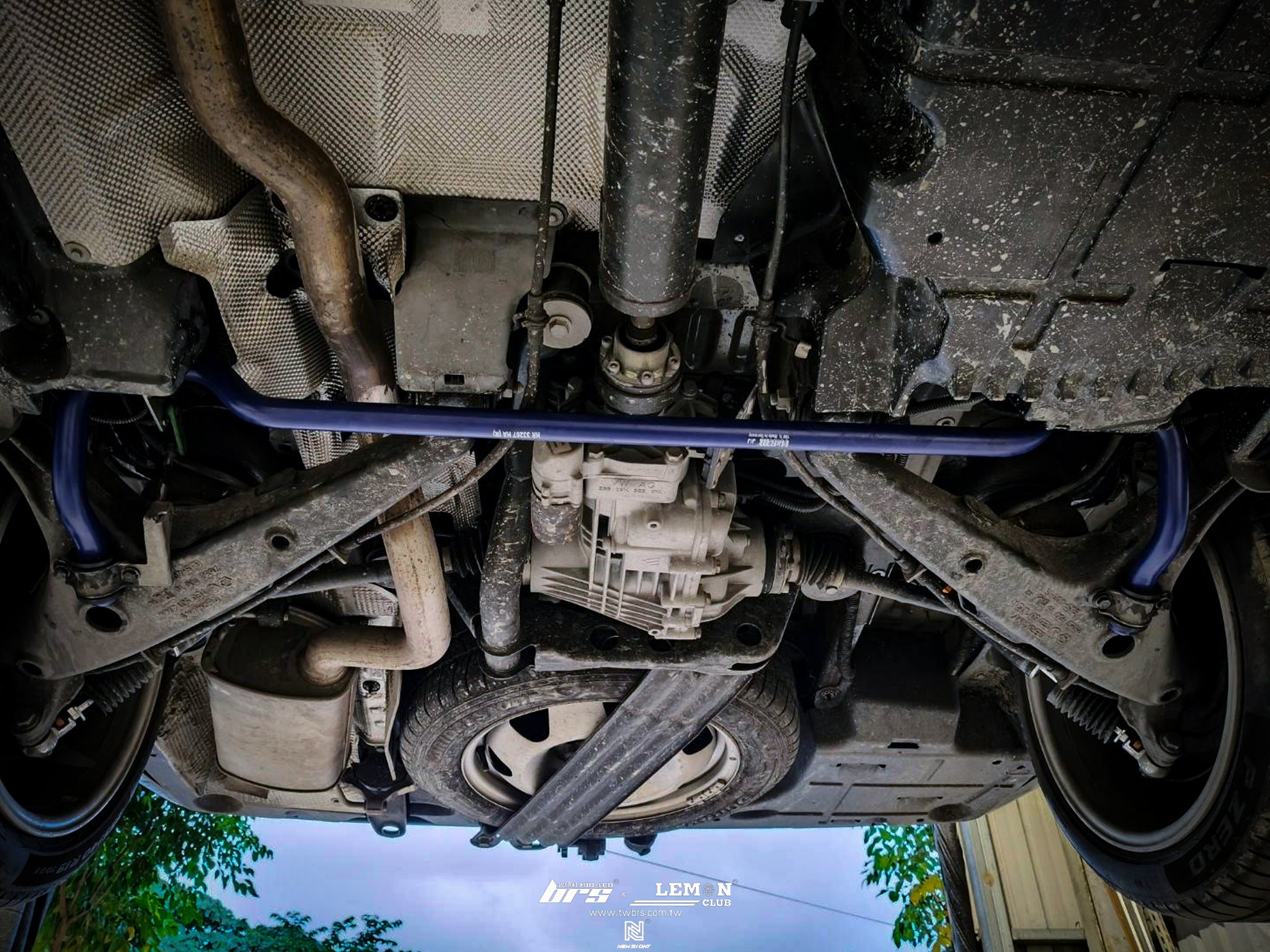 Volkswagen T6.1 安裝 H&amp;R前防傾桿+H&amp;R後防傾桿+原廠液晶儀錶板+儀錶黑框+HUNTER 3D電腦四輪定位