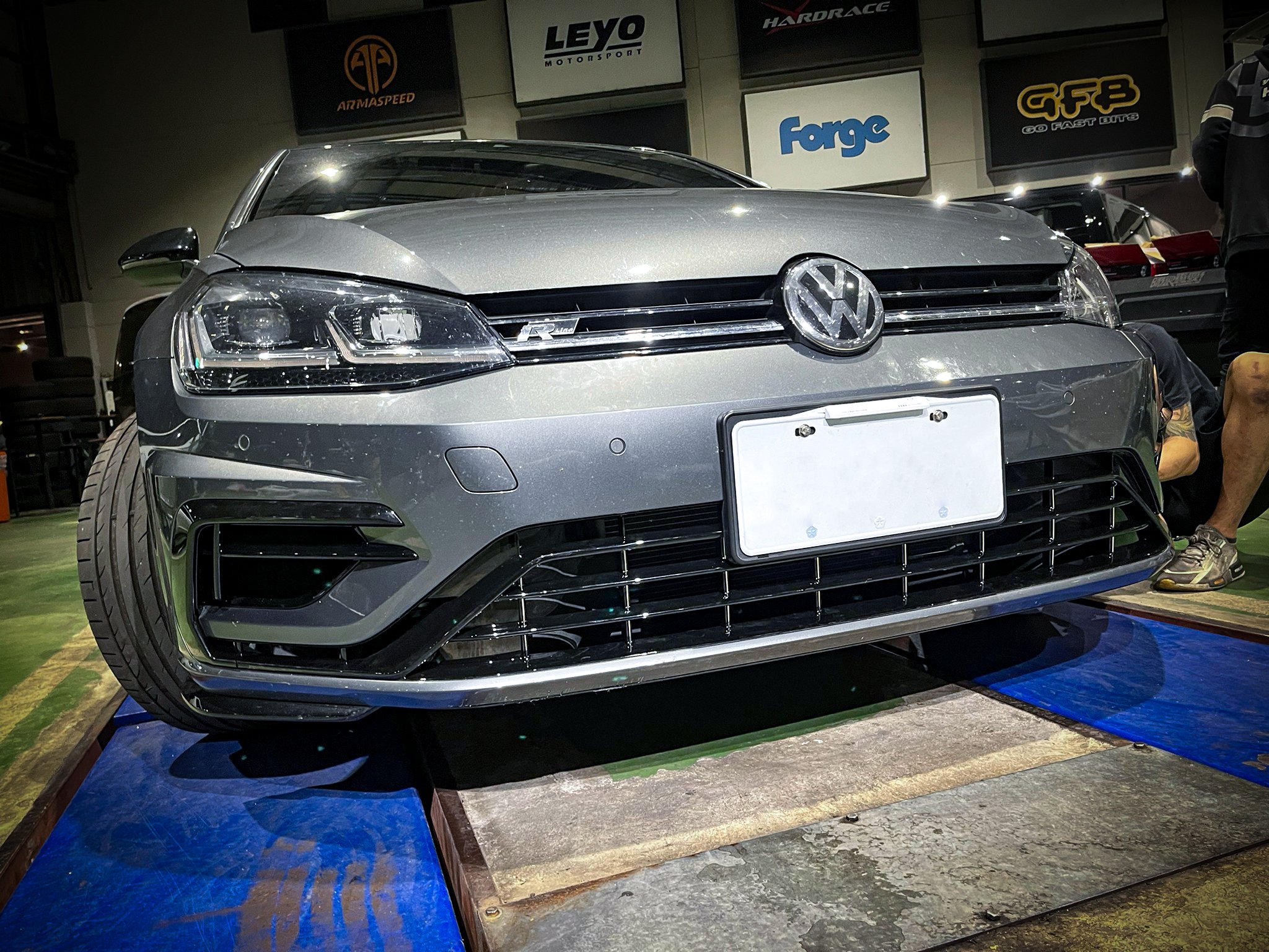 Volkswagen Golf 7.5 R-Line 安裝 前保桿夜色套件